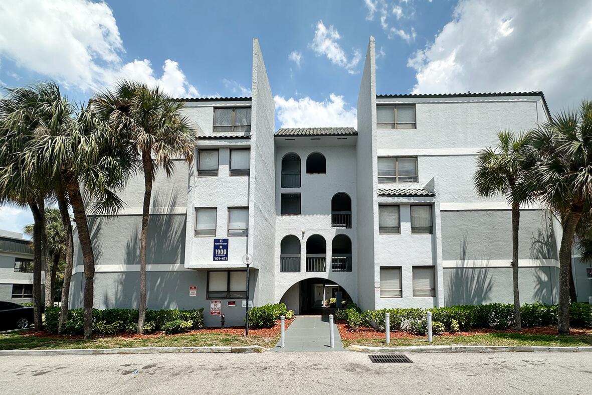 Foto de propiedad en 1900 N Congress Avenue 105, West Palm Beach, FL 33401 West Palm Beach con MLS# 