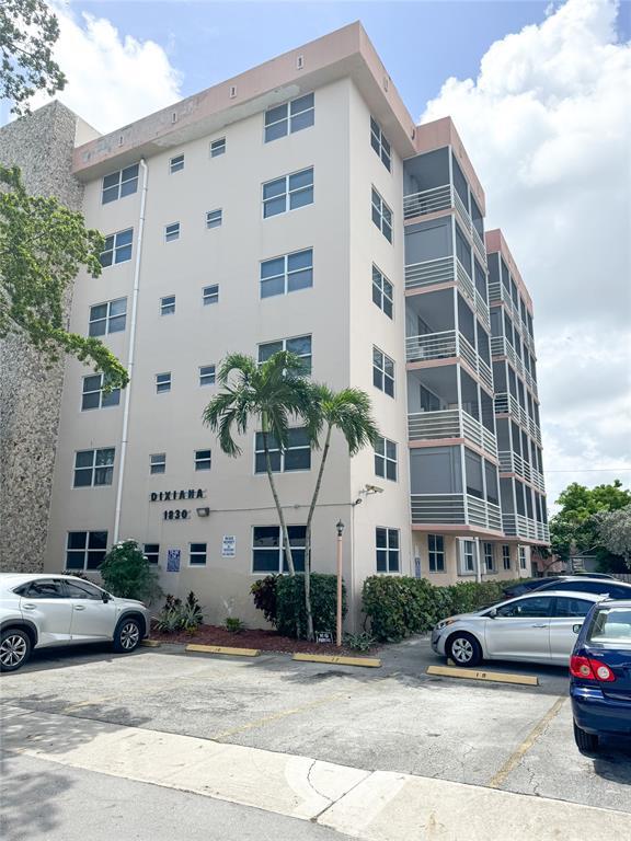 Foto de propiedad en 1830 Dixianna Street 201, Hollywood, FL 33020 Hollywood con MLS# 