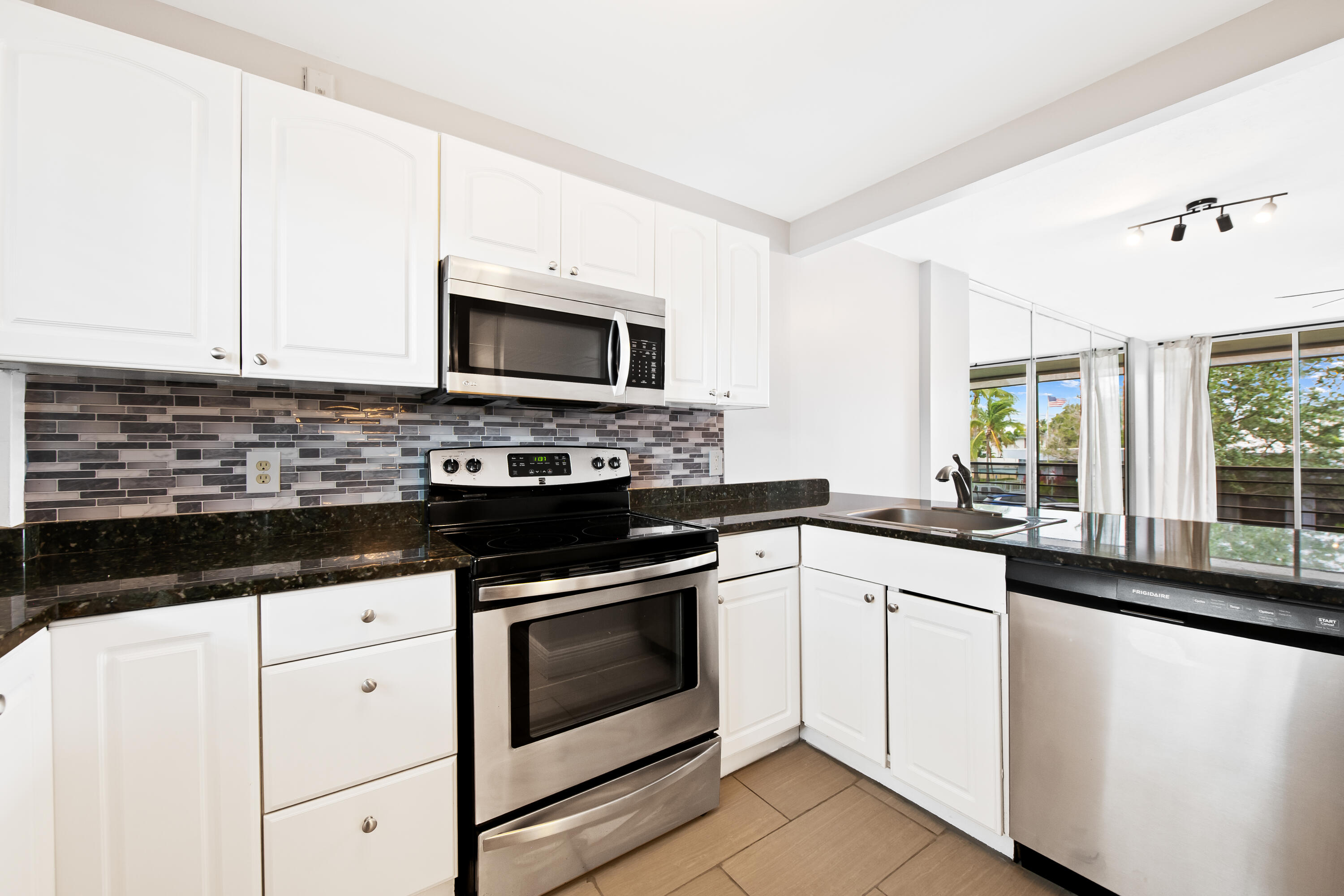 Foto de propiedad en 113 Royal Park Drive 2h, Oakland Park, FL 33309 Oakland Park con MLS# 