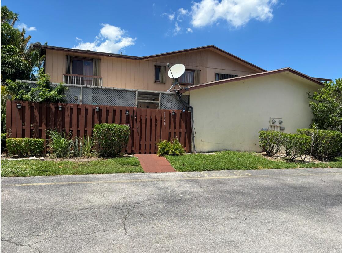 Foto de propiedad en 4248 Landar Drive, Greenacres, FL 33463 Greenacres con MLS# 