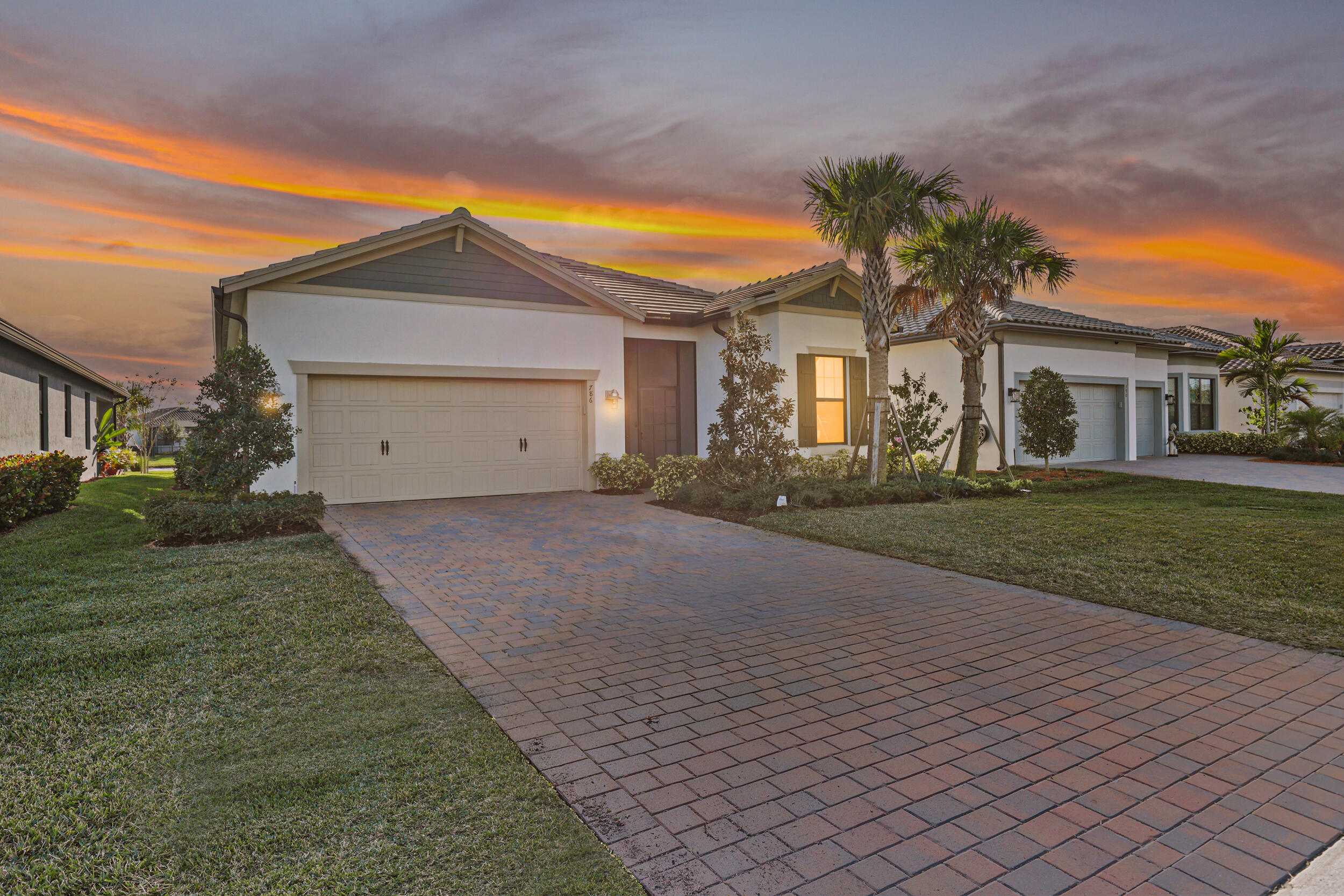 Foto de propiedad en 786 SE Courances Drive, Port St. Lucie, FL 34984 Port St. Lucie con MLS# 