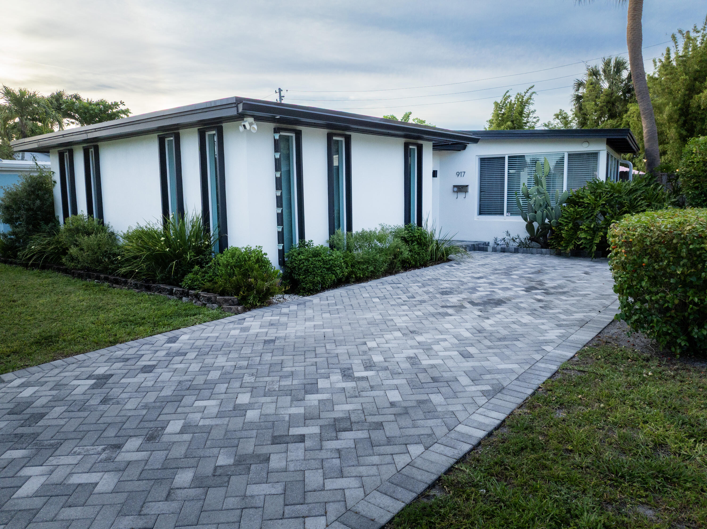 Foto de propiedad en 917 NE 18th Street, Fort Lauderdale, FL 33305 Fort Lauderdale con MLS# 