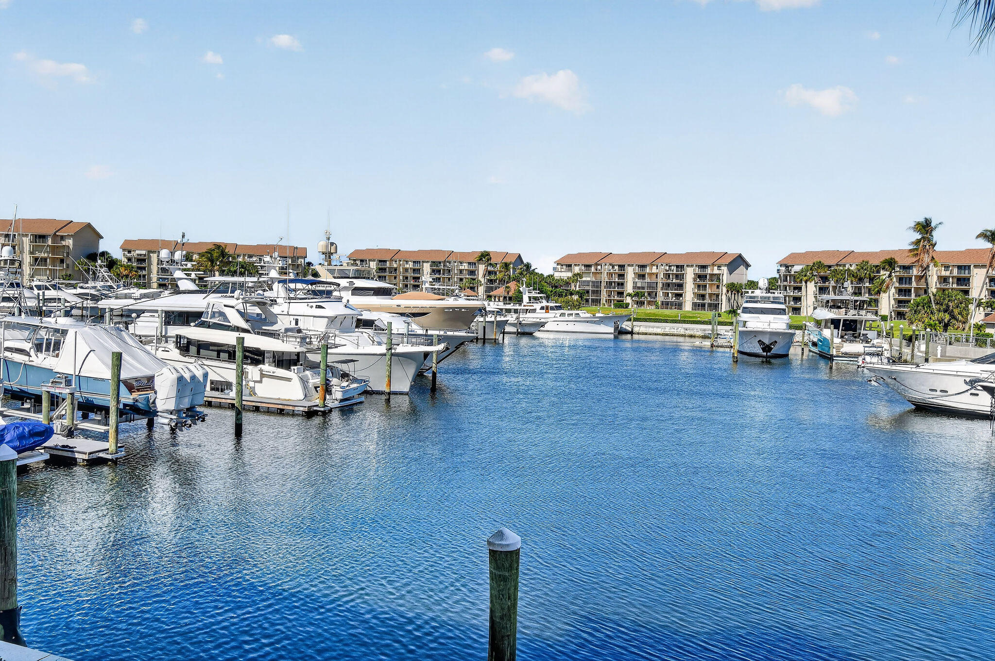 Foto de propiedad en 2401 Marina Isle Way #206, Jupiter, FL 33477 Jupiter con MLS# 