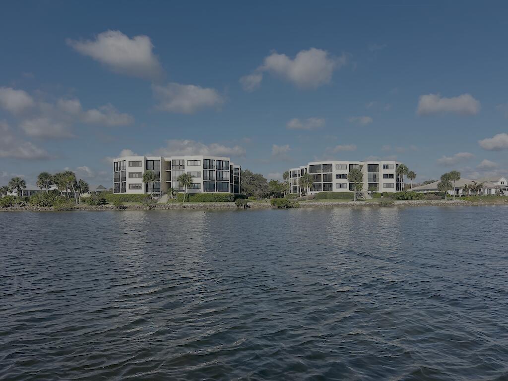 Foto de propiedad en 9612 Riverside Drive 203, Sebastian, FL 32958 Sebastian con MLS# 