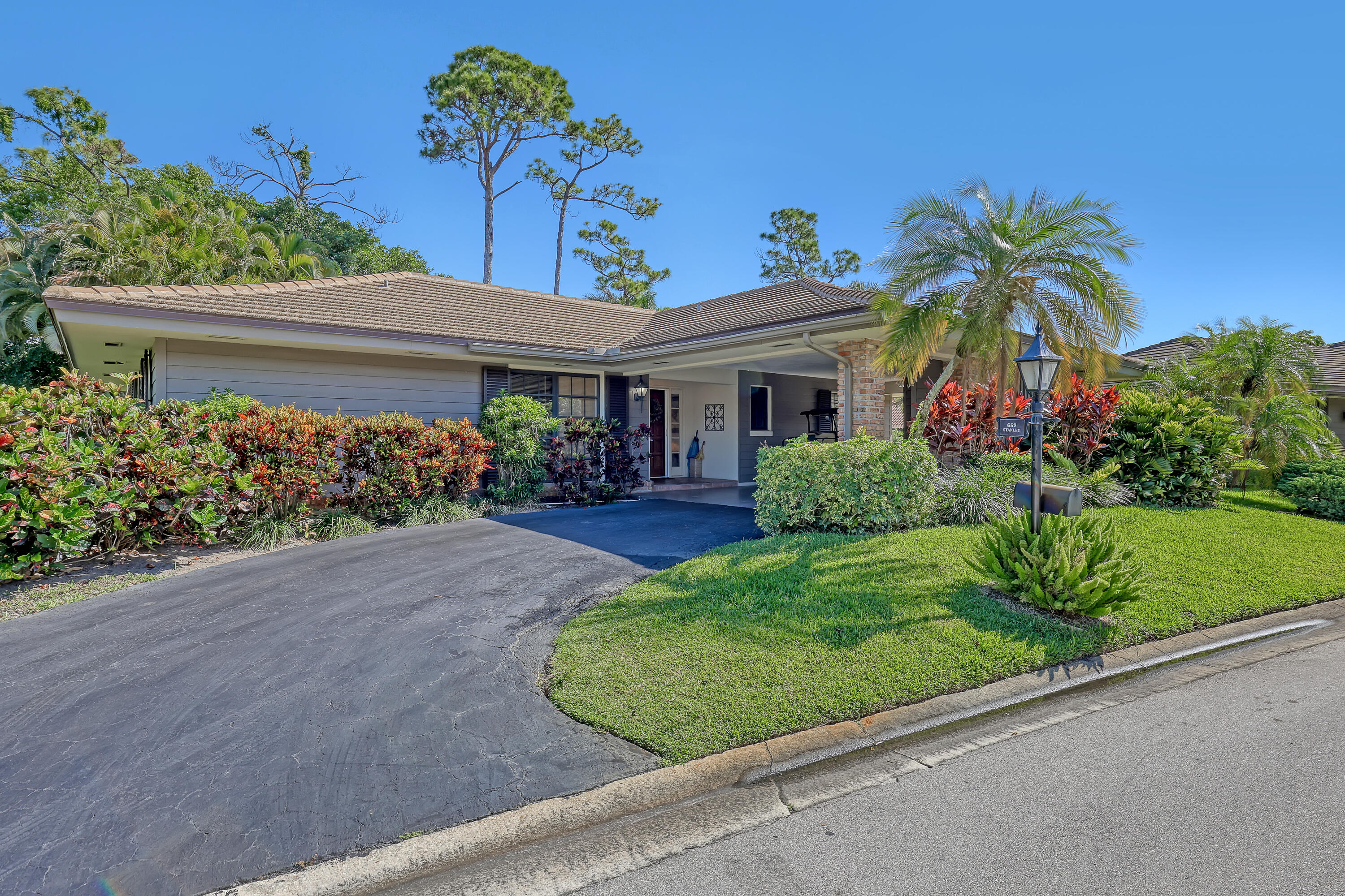 Foto de propiedad en 652 Cypress Key Circle, Atlantis, FL 33462 Atlantis con MLS# 