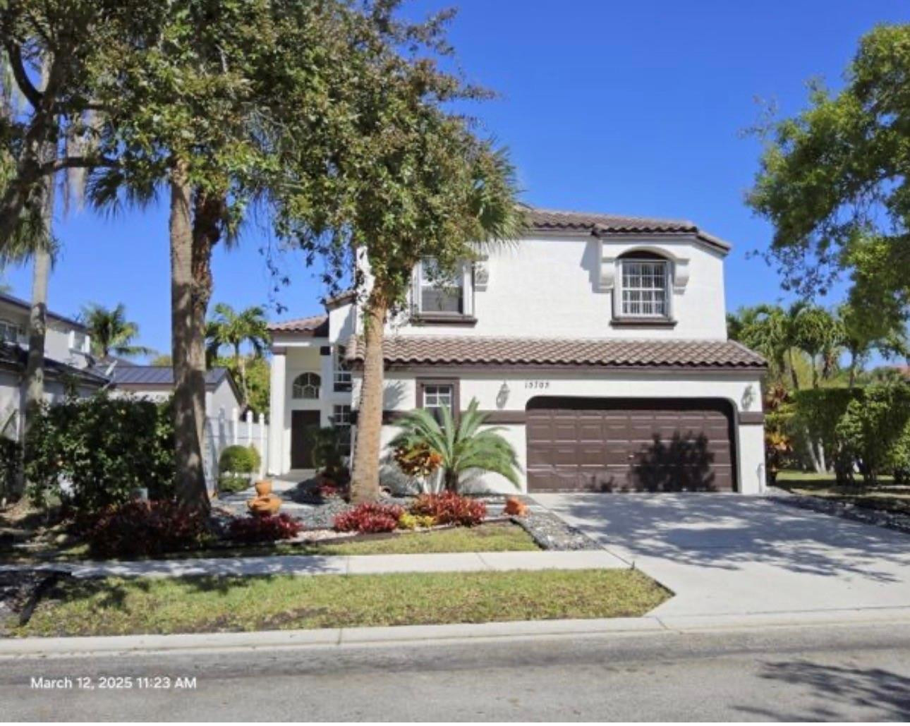 Foto de propiedad en 15705 NW 10th Street, Pembroke Pines, FL 33028 Pembroke Pines con MLS# 