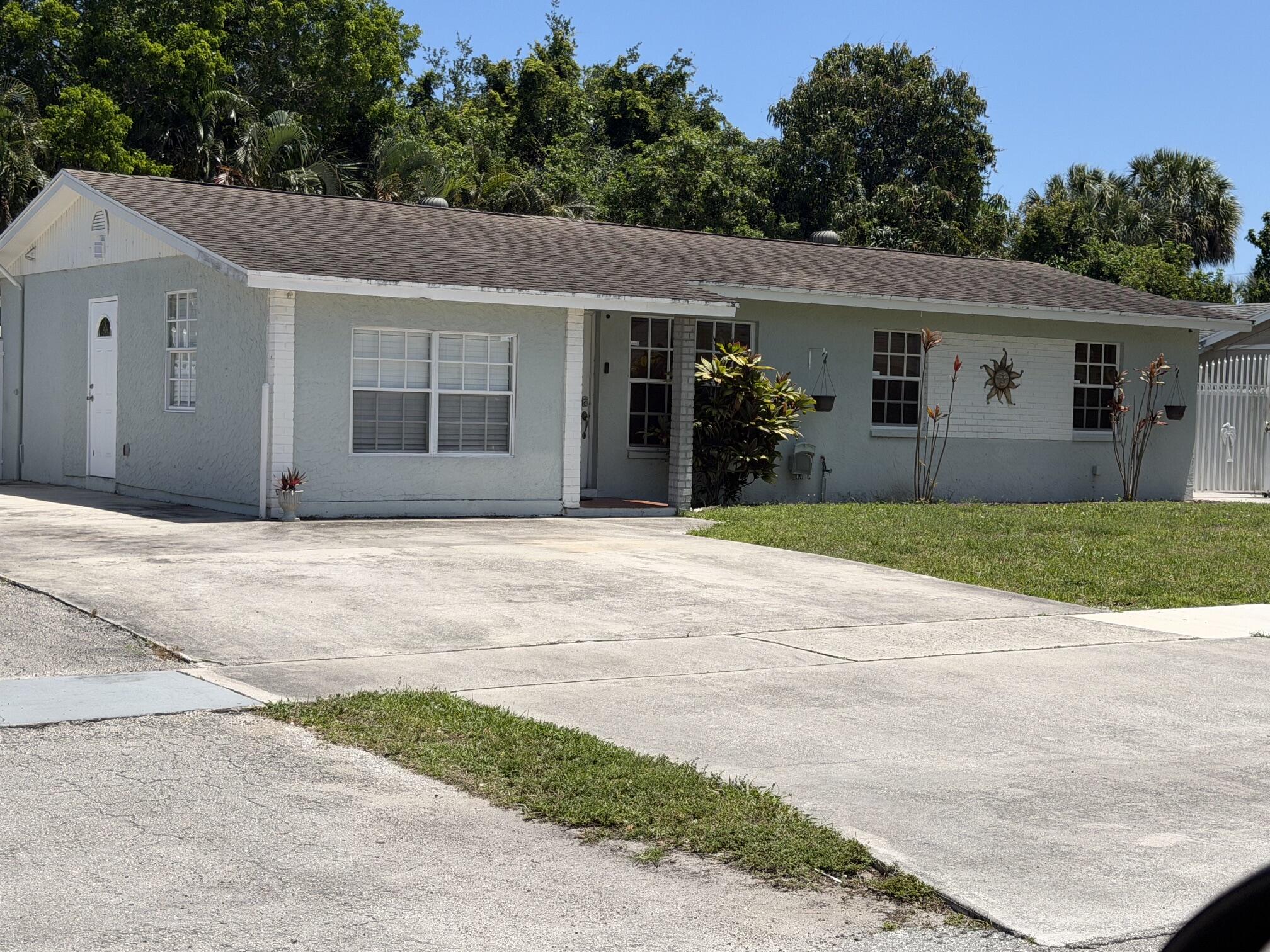Foto de propiedad en 928 Fitch Drive, West Palm Beach, FL 33415 West Palm Beach con MLS# 