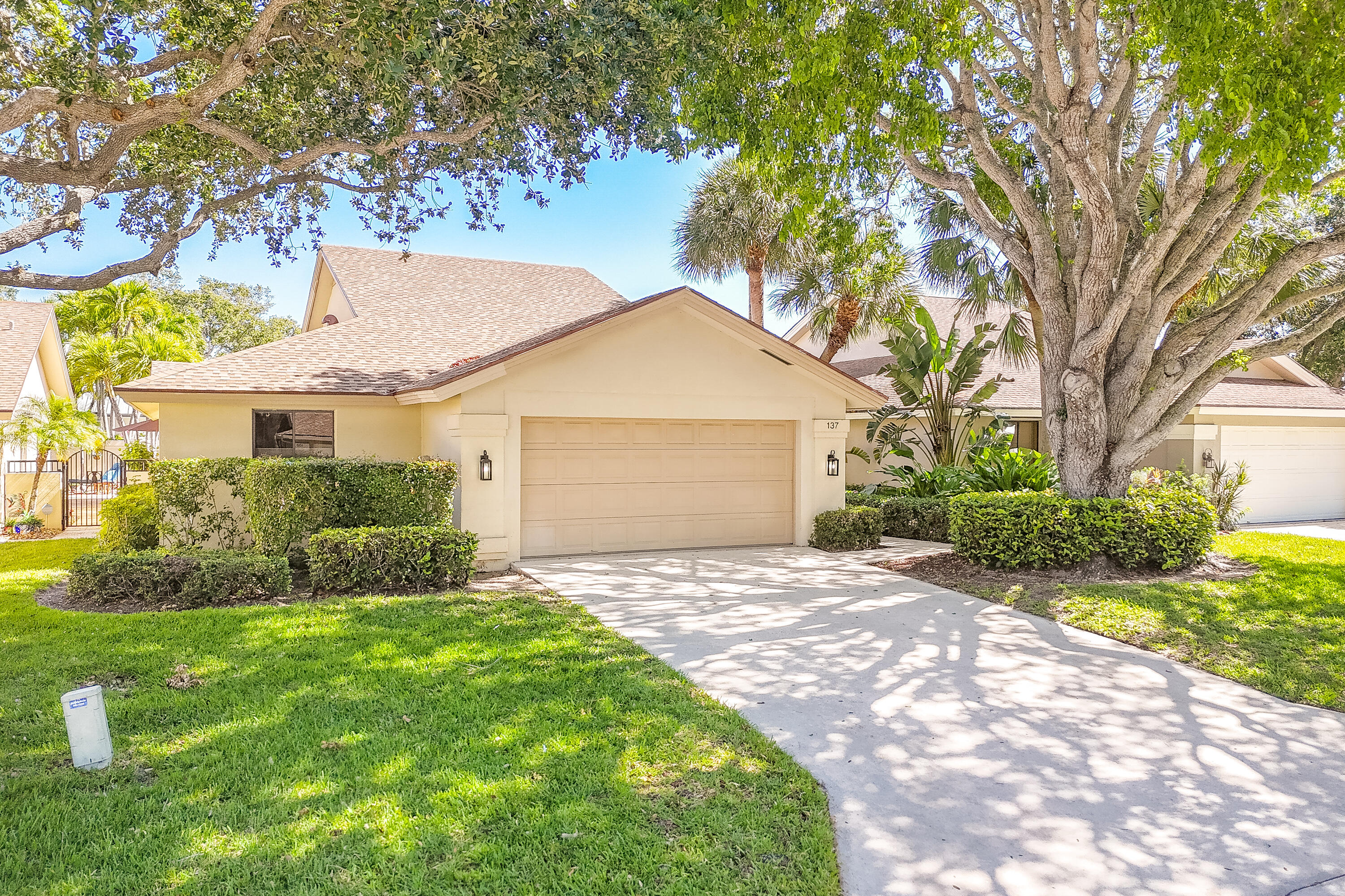Foto de propiedad en 137 Harbourside Circle, Jupiter, FL 33477 Jupiter con MLS# 