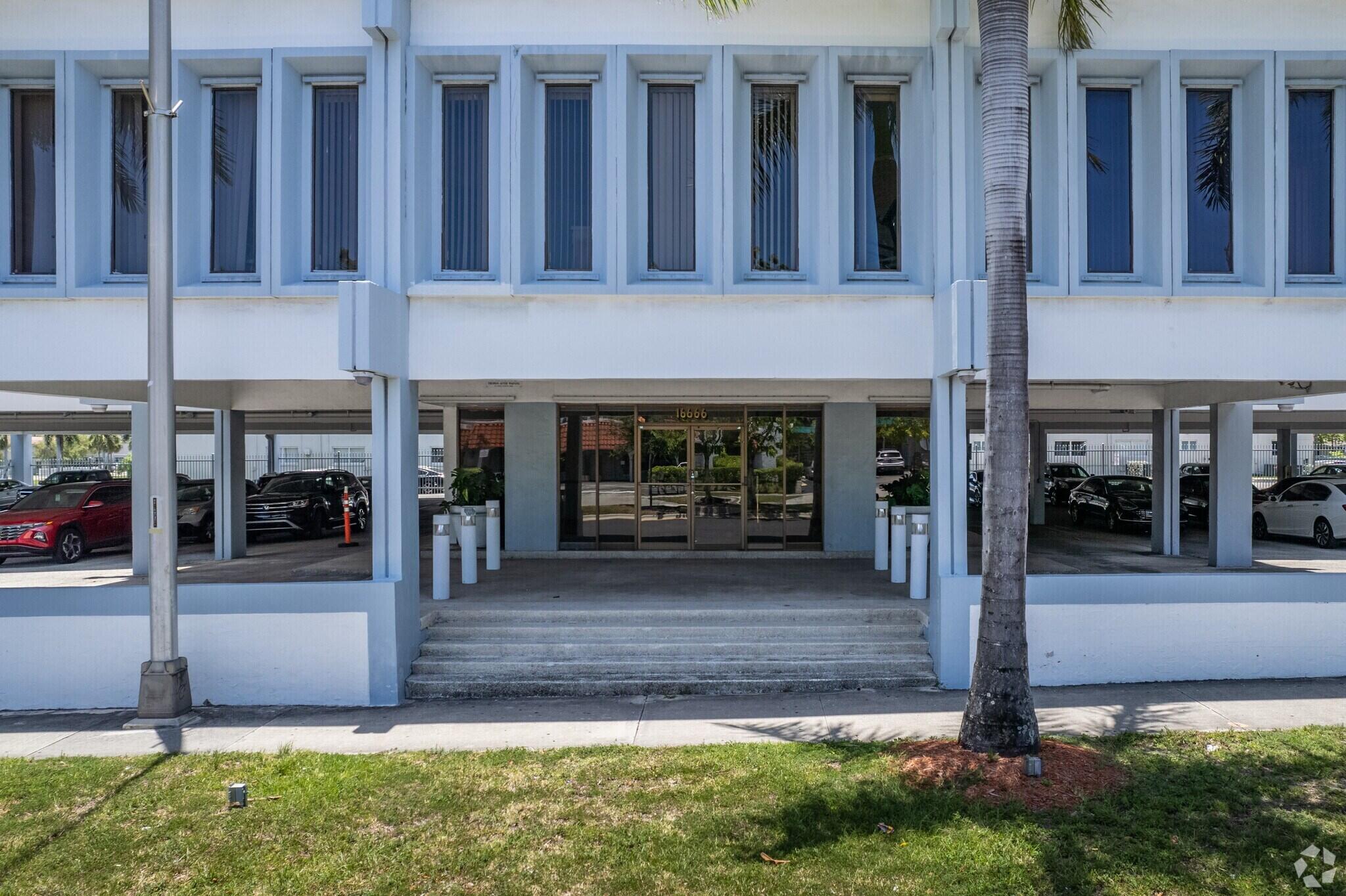 Foto de propiedad en 16666 NE 19th Avenue 101-102, North Miami Beach, FL 33162 North Miami Beach con MLS# 