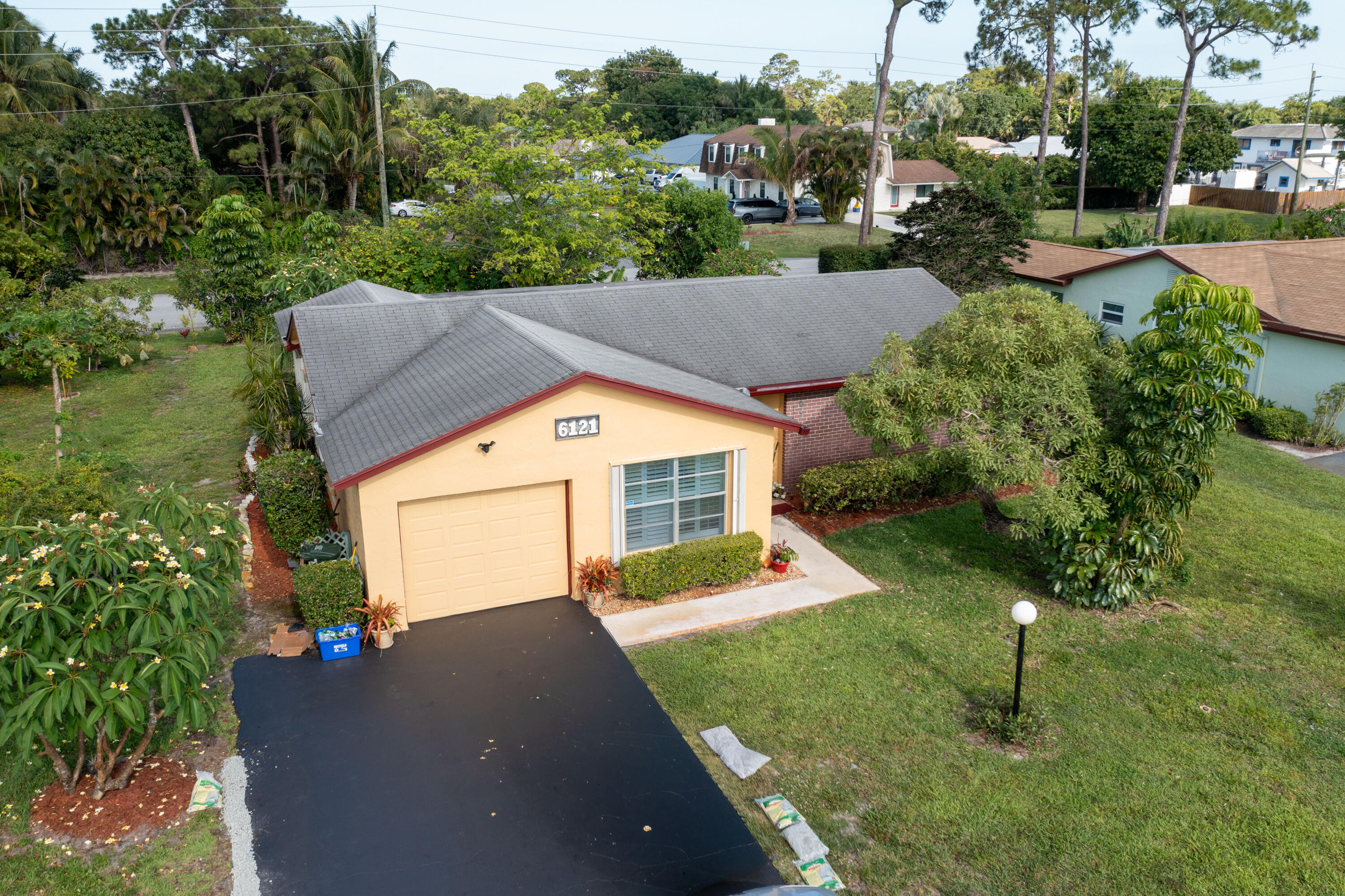 Foto de propiedad en 6121 Rainbow Circle, Greenacres, FL 33463 Greenacres con MLS# 