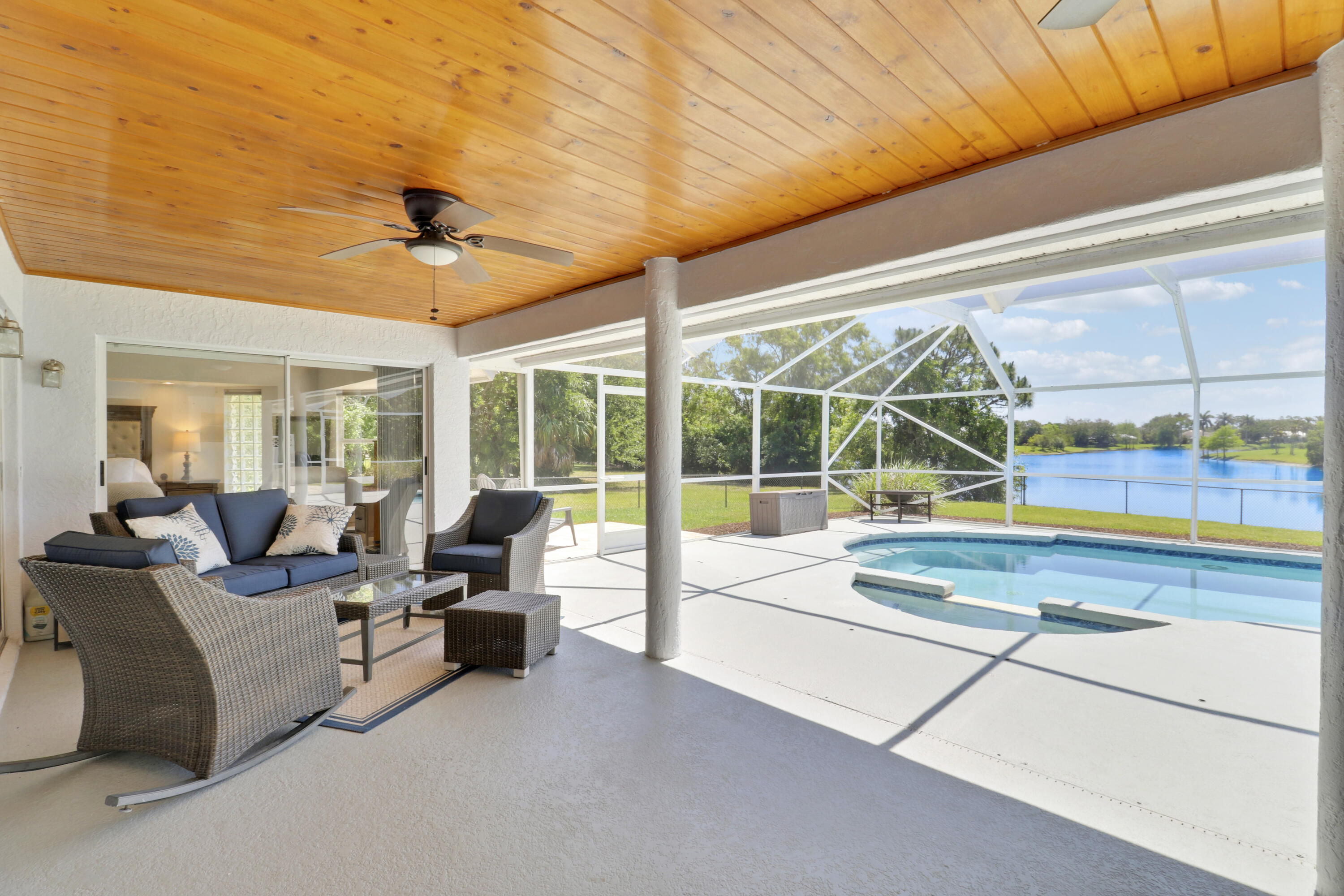 Foto de propiedad en 550 SE Ashley Oaks Way, Stuart, FL 34997 Stuart con MLS# 