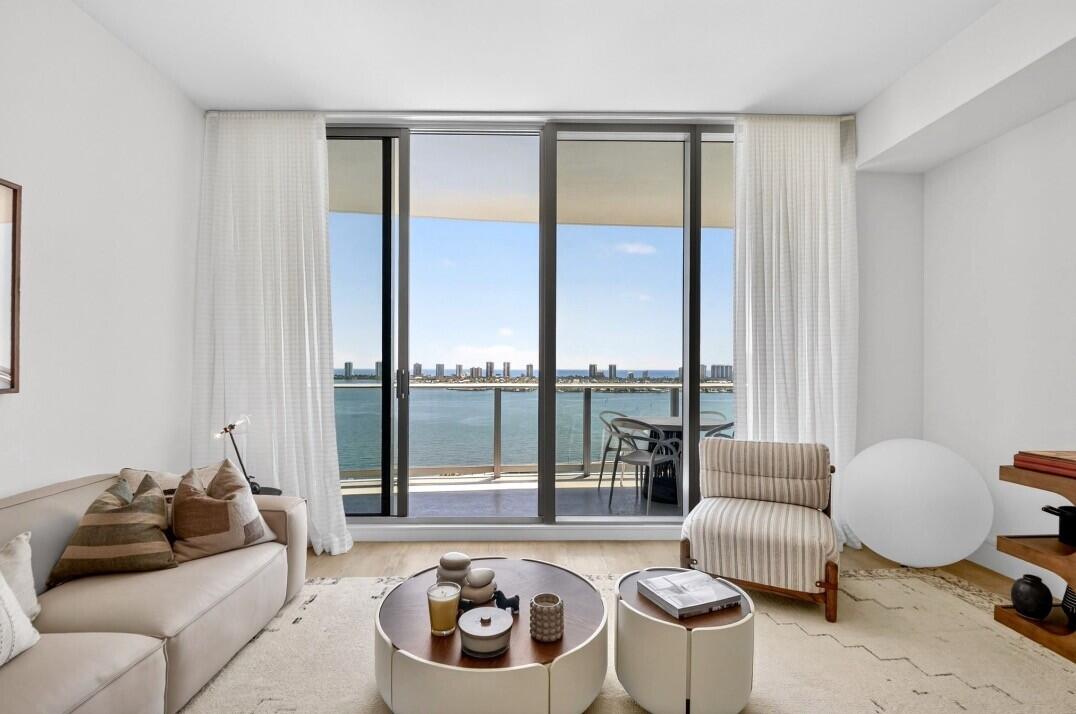 Foto de propiedad en 220 Lake Shore Drive 1708, Lake Park, FL 33403 Lake Park con MLS# 