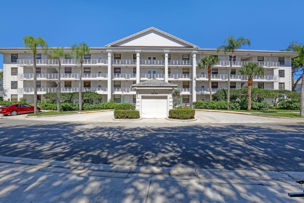 Foto de propiedad en 3650 Whitehall Drive 201, West Palm Beach, FL 33401 West Palm Beach con MLS# 