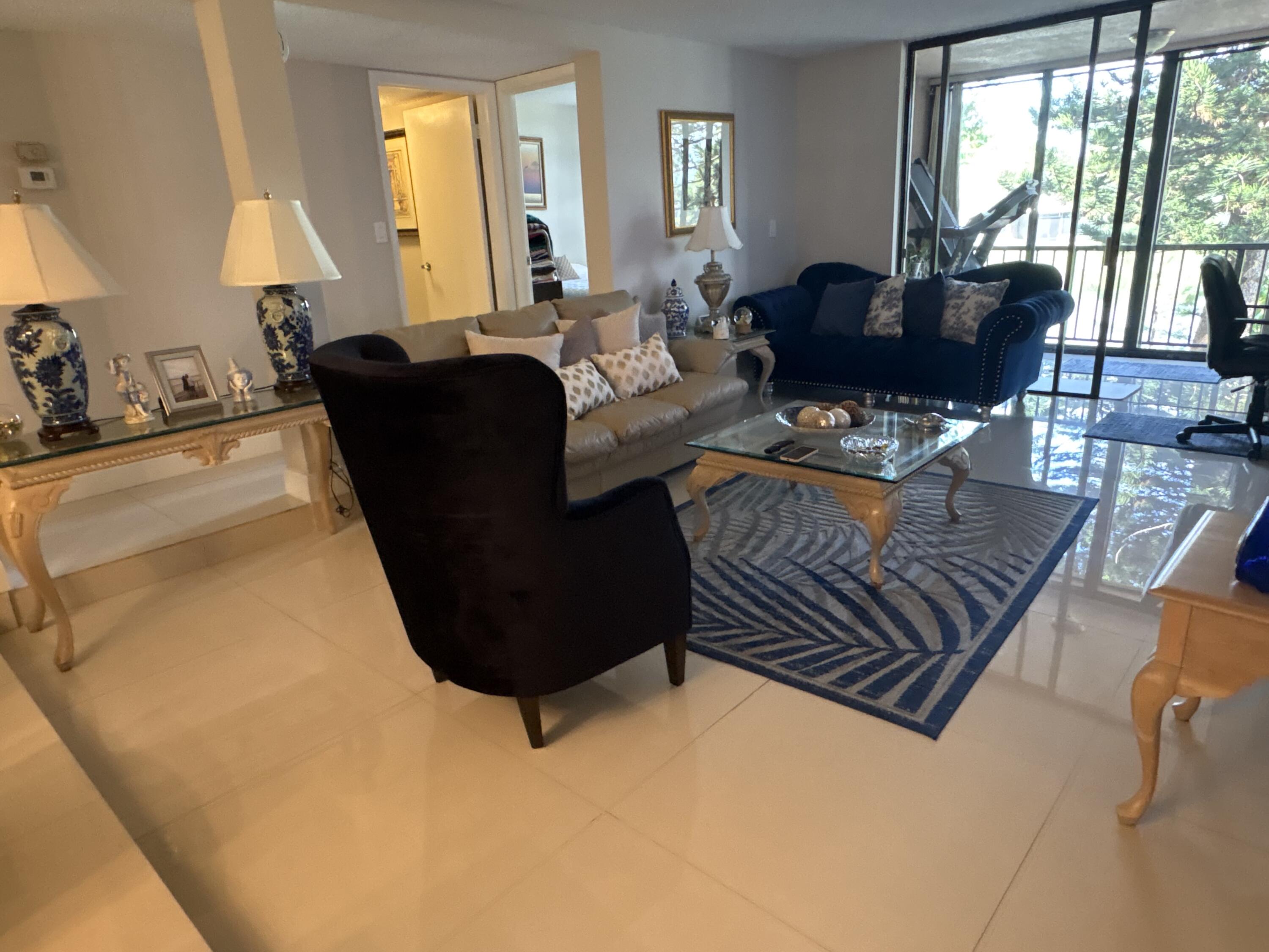 Foto de propiedad en 3730 Inverrary Drive 2t, Lauderhill, FL 33319 Lauderhill con MLS# 