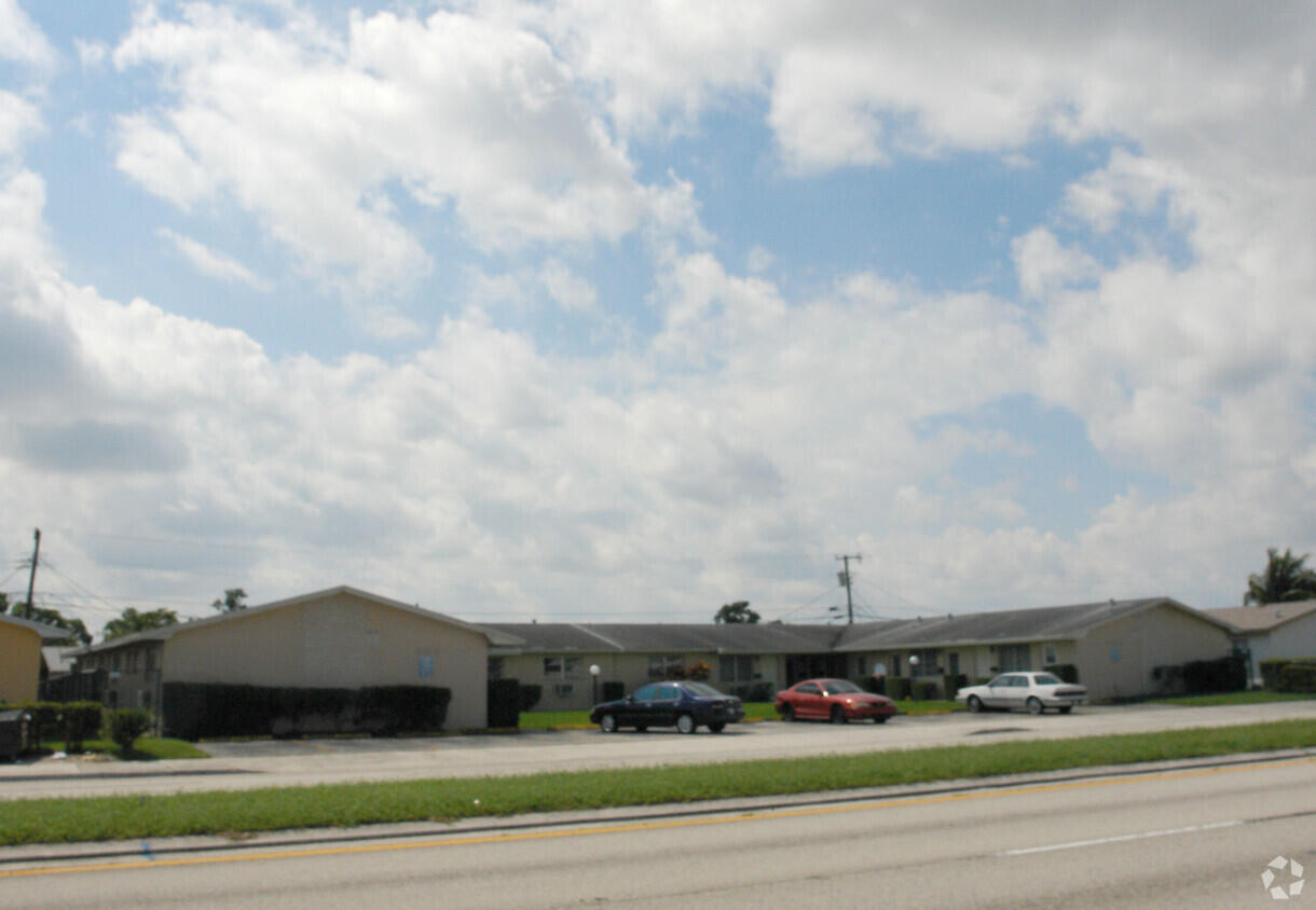 Foto de propiedad en 7624 Pembroke Road C, Miramar, FL 33023 Miramar con MLS# 