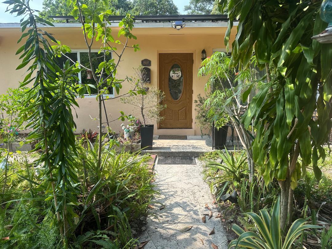 Foto de propiedad en 1631 NE 157th Terrace, North Miami Beach, FL 33162 North Miami Beach con MLS# 