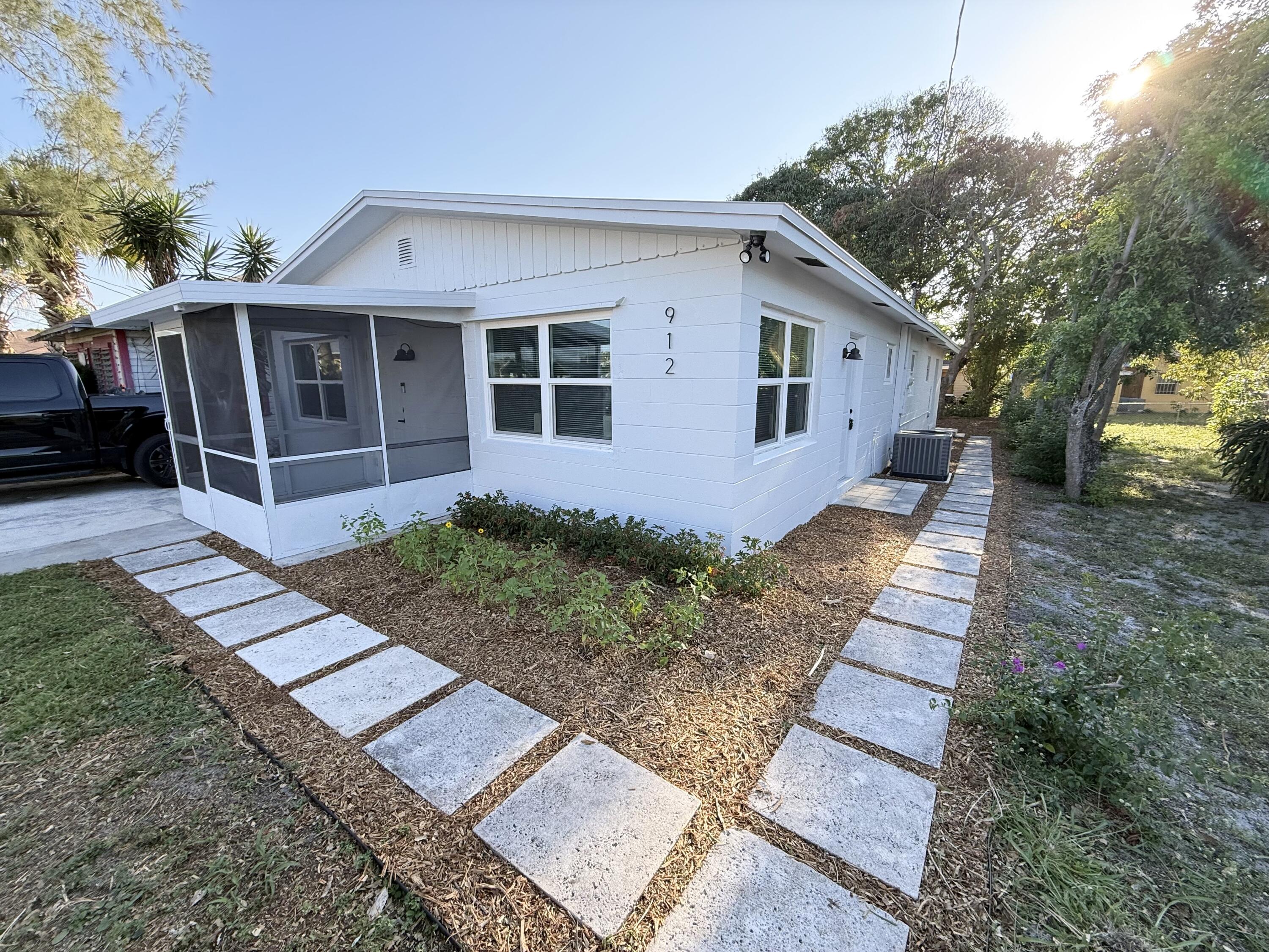 Foto de propiedad en 912 SE Tarpon Avenue, Stuart, FL 34994 Stuart con MLS# 