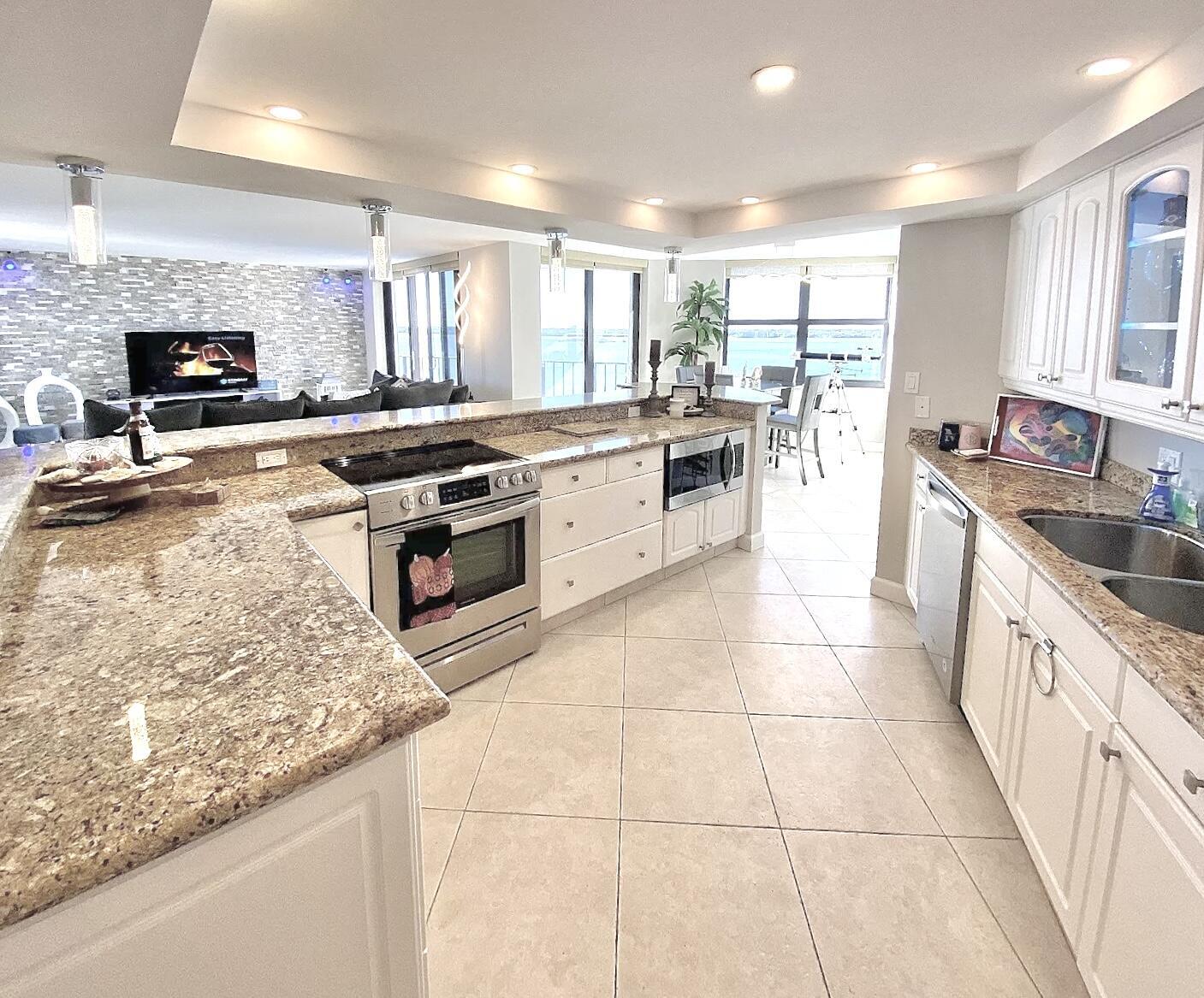 Foto de propiedad en 5420 N Ocean Drive 906, Singer Island, FL 33404 Singer Island con MLS# 