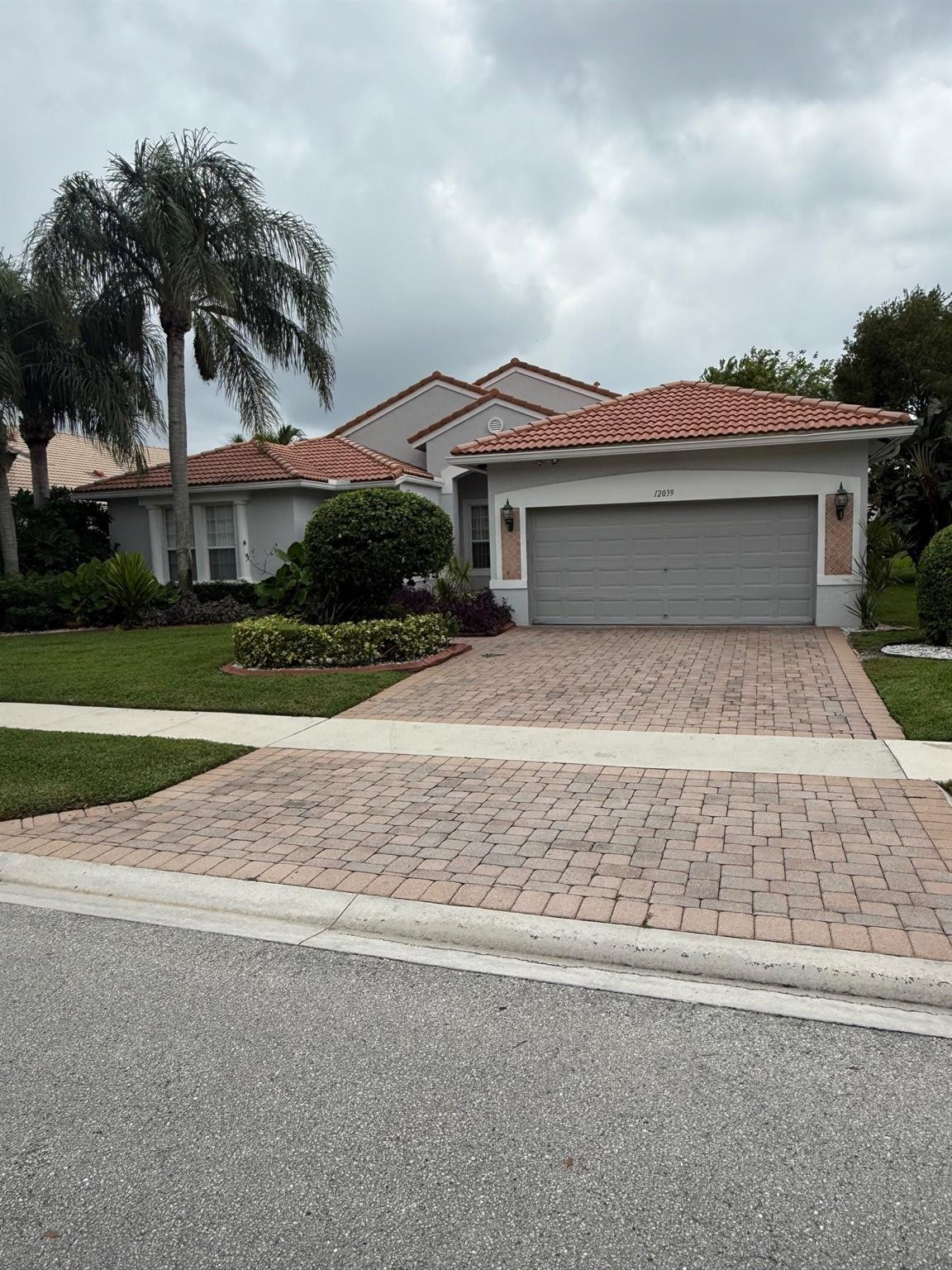 Foto de propiedad en 12039 Oakvista Drive, Boynton Beach, FL 33437 Boynton Beach con MLS# 