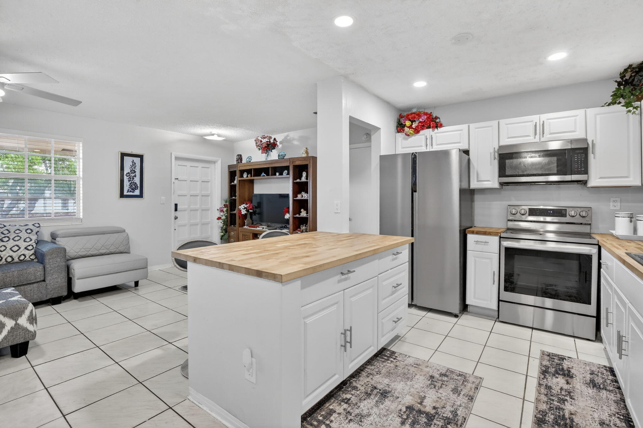 Foto de propiedad en 1411 NW 89th Avenue, Pembroke Pines, FL 33024 Pembroke Pines con MLS# 