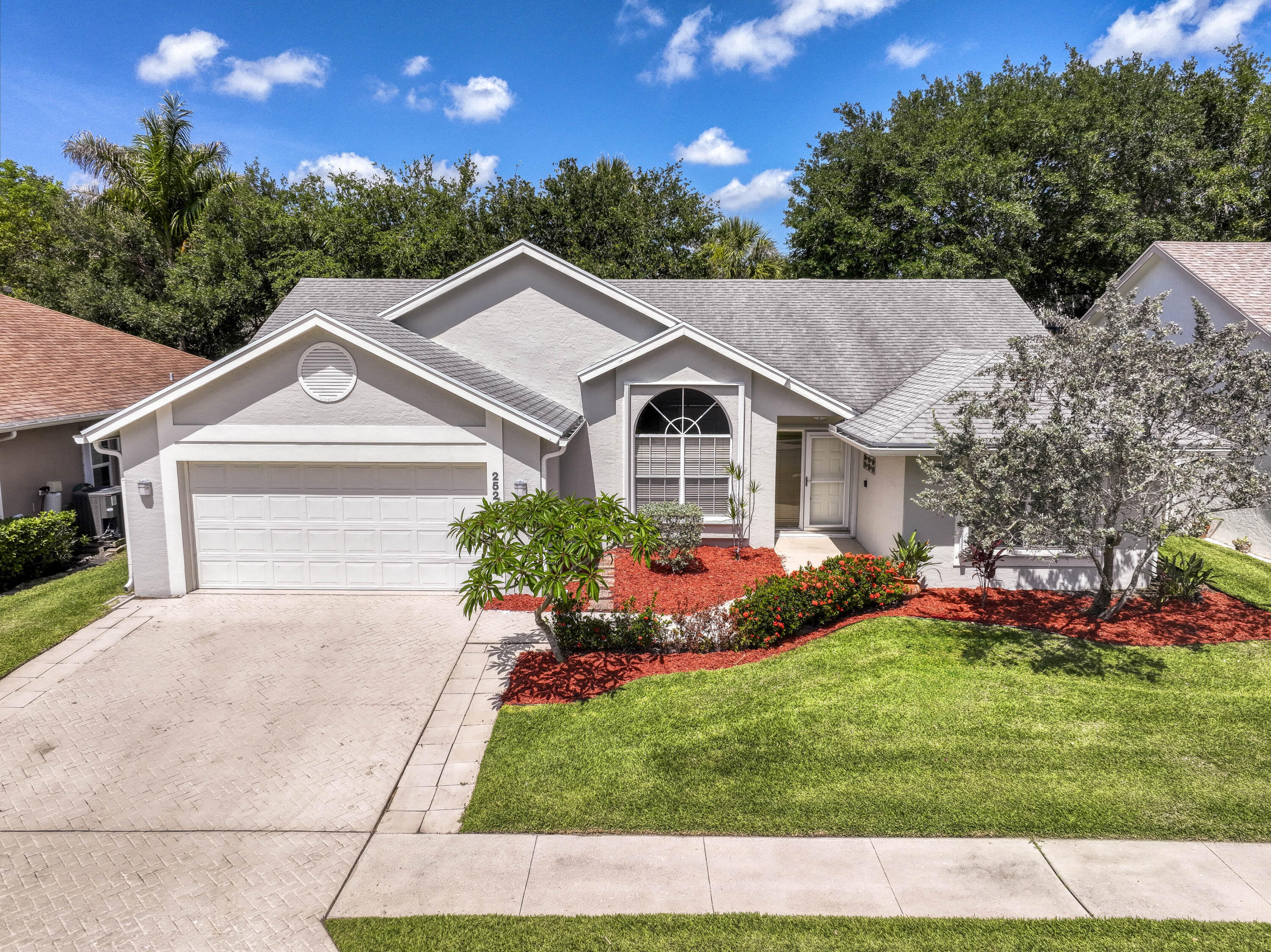 Foto de propiedad en 252 Moccasin Trail W, Jupiter, FL 33458 Jupiter con MLS# 