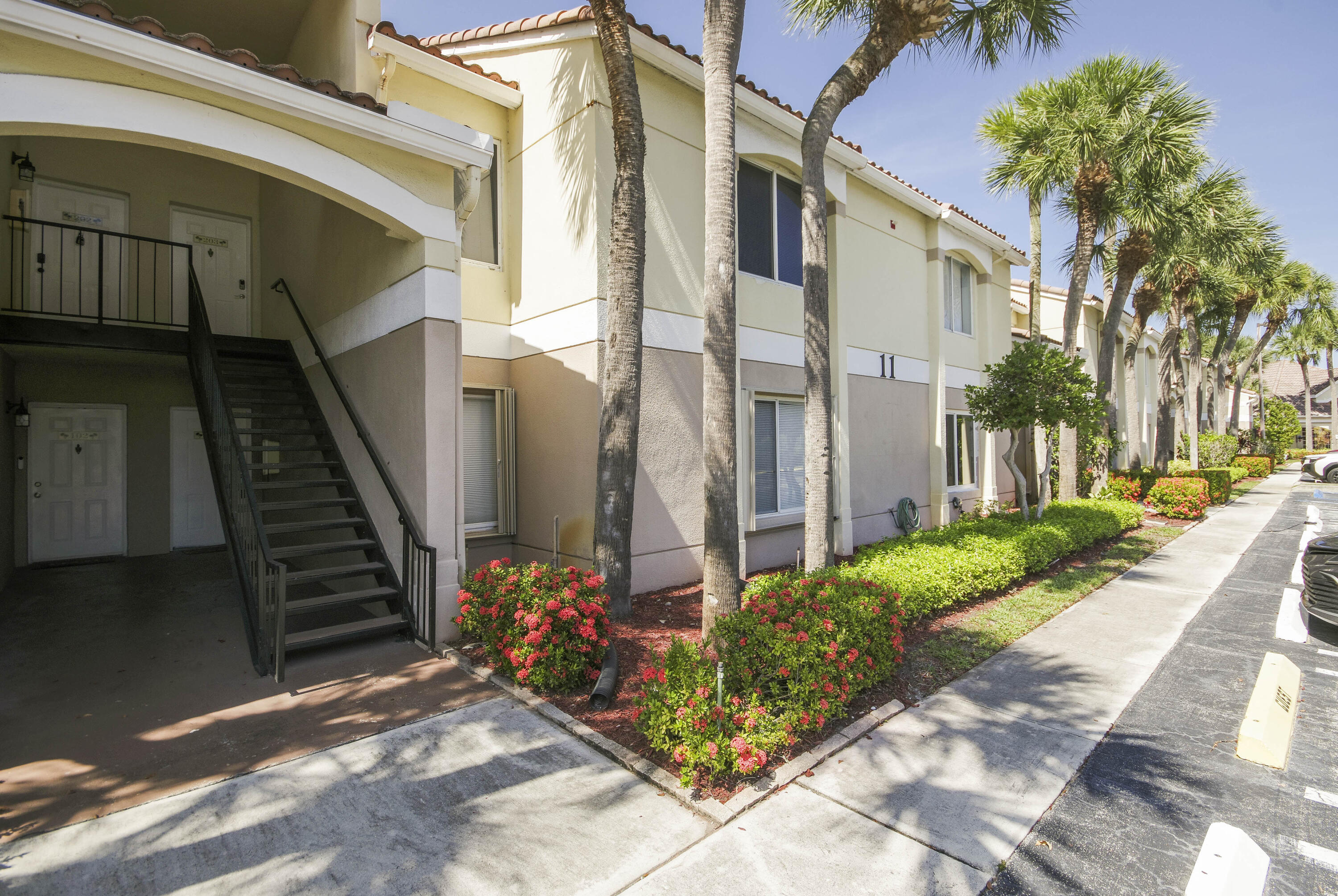 Foto de propiedad en 815 W Boynton Beach Boulevard 11-103, Boynton Beach, FL 33426 Boynton Beach con MLS# 