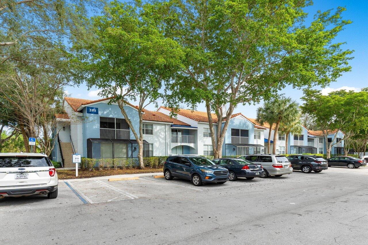 Foto de propiedad en 3111 Clint Moore Road 104, Boca Raton, FL 33496 Boca Raton con MLS# 