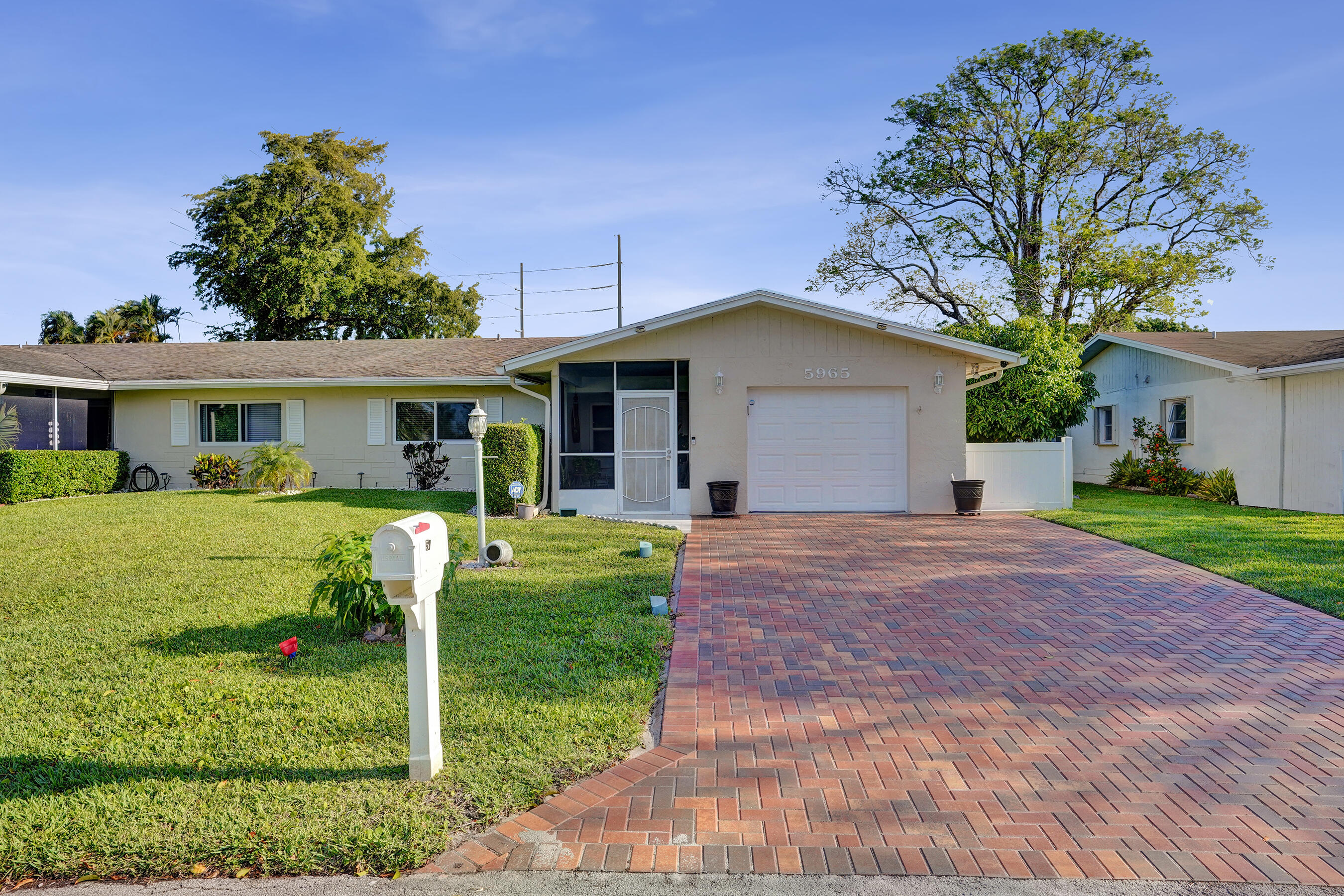 Foto de propiedad en 5965 Los Alamos Lane, Delray Beach, FL 33484 Delray Beach con MLS# 