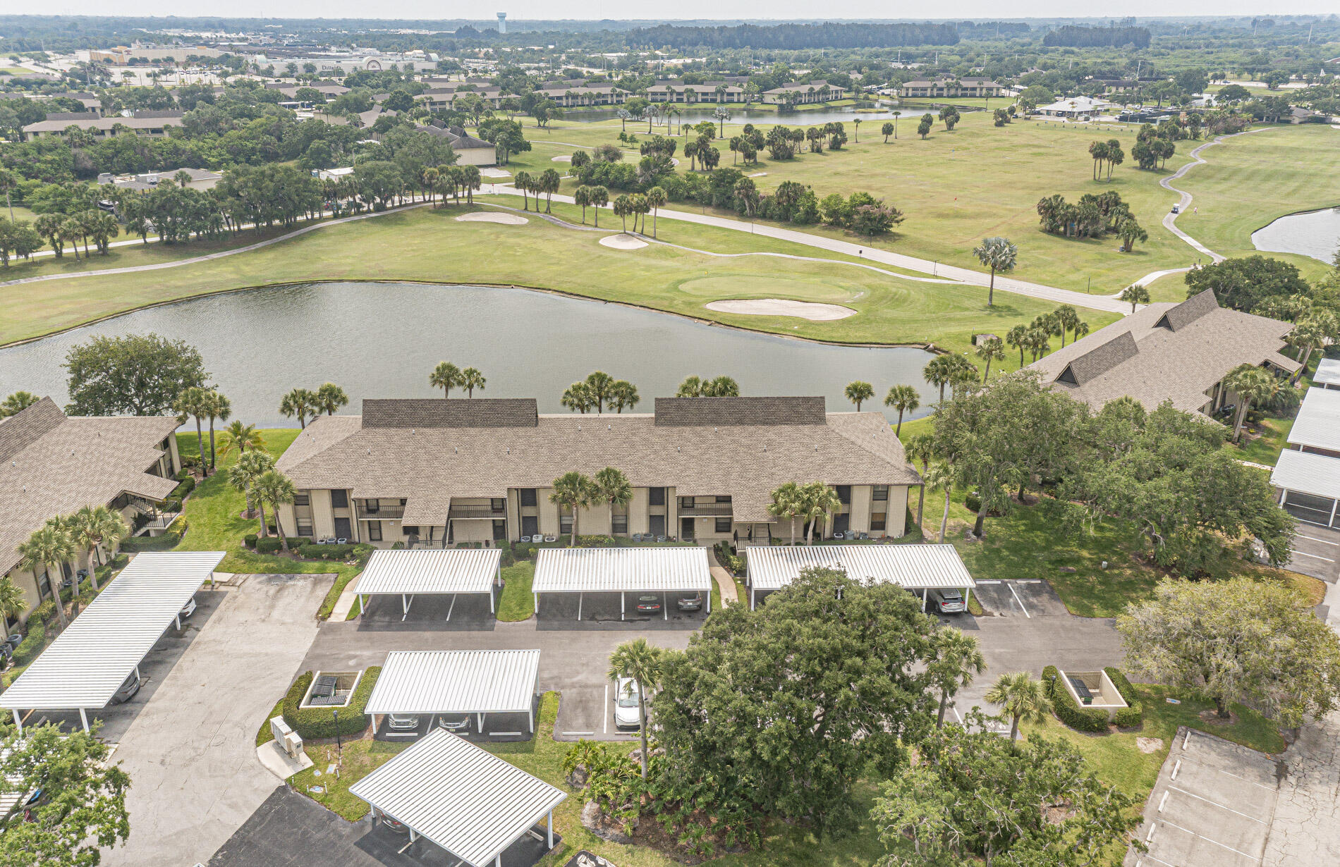 Foto de propiedad en 23 Plantation Drive 102, Vero Beach, FL 32966 Vero Beach con MLS# 