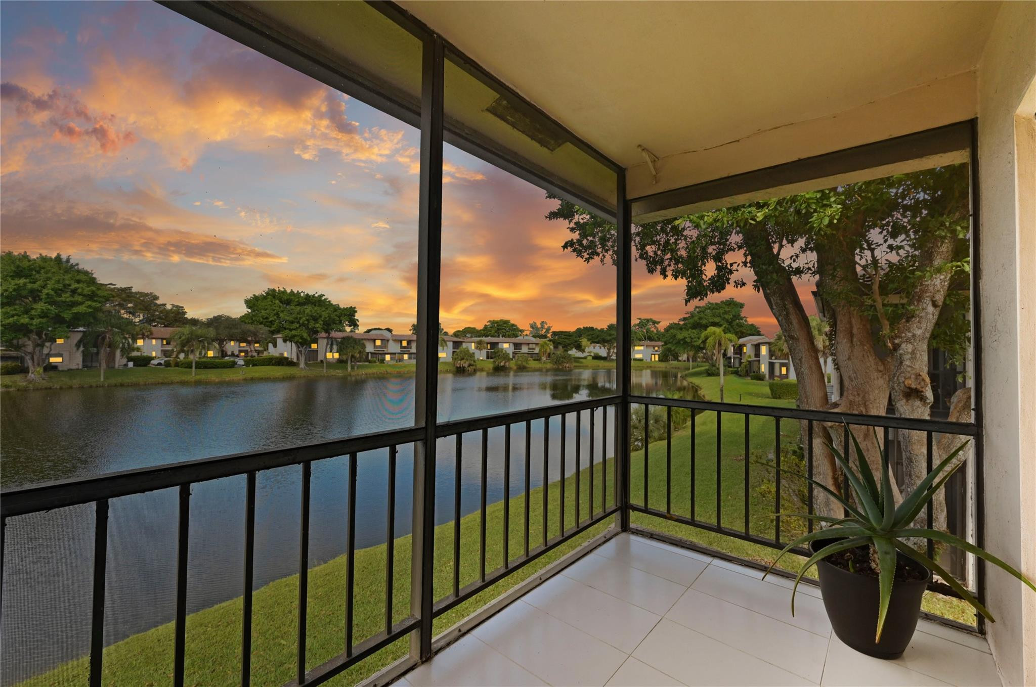 Foto de propiedad en 21649 Juego Circle 4 E, Boca Raton, FL 33433 Boca Raton con MLS# 