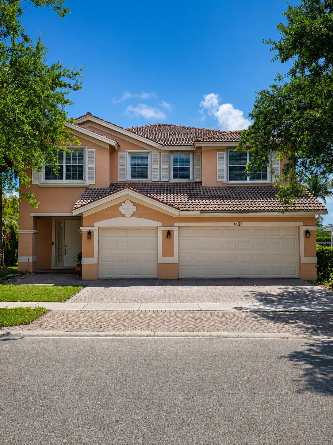 Foto de propiedad en 4436 Laurel Place, Weston, FL 33332 Weston con MLS# 
