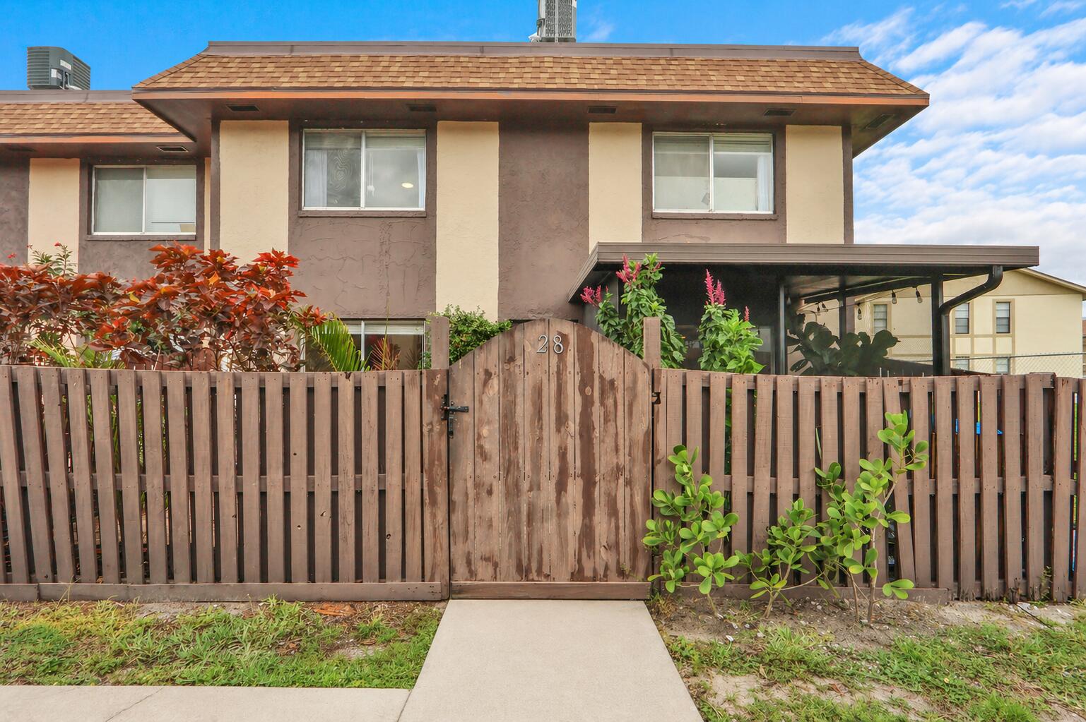 Foto de propiedad en 2116 Sherwood Forest Boulevard 28, West Palm Beach, FL 33415 West Palm Beach con MLS# 