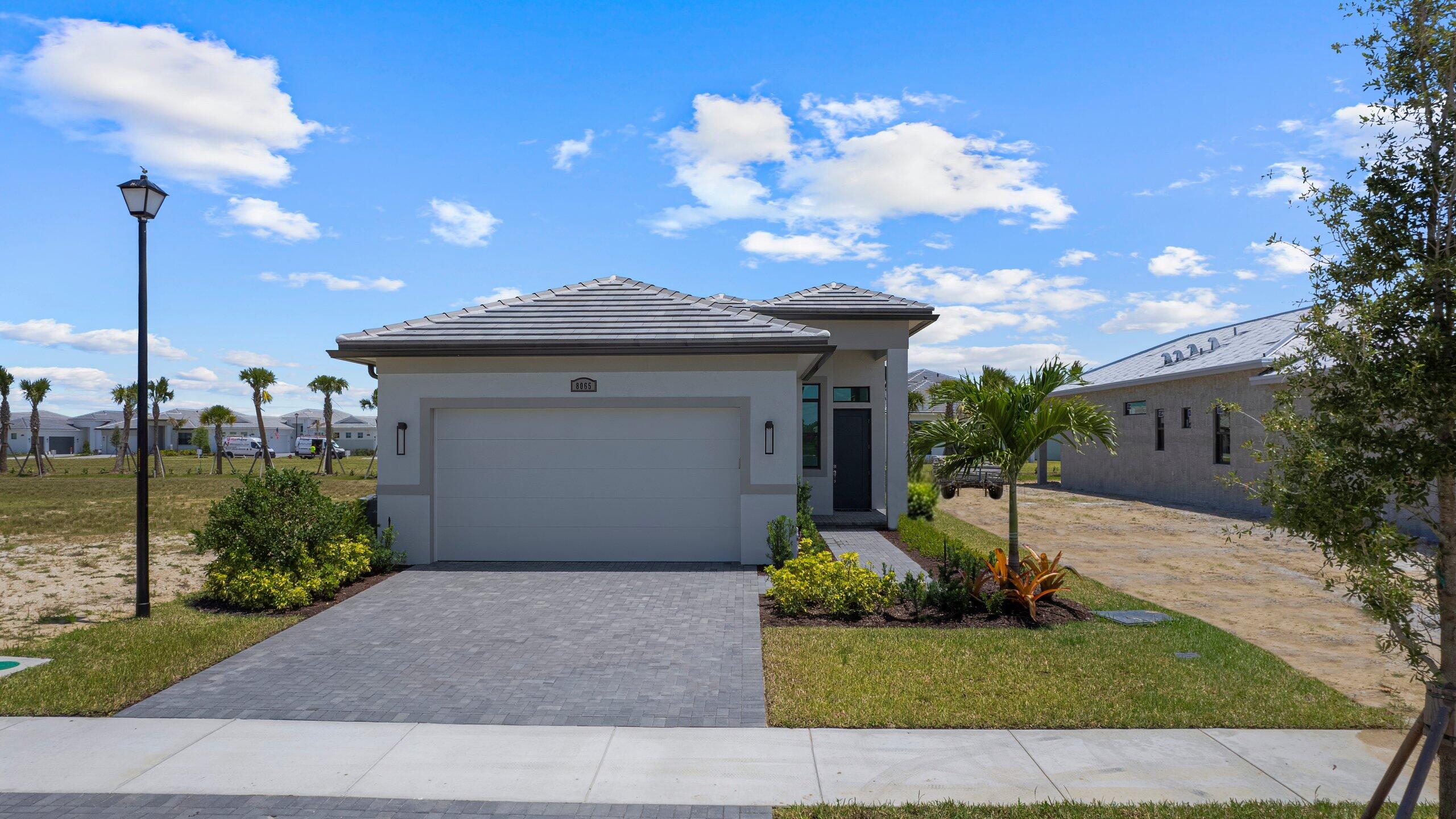 Foto de propiedad en 8065 SW Andrea Way, Port St. Lucie, FL 34987 Port St. Lucie con MLS# 