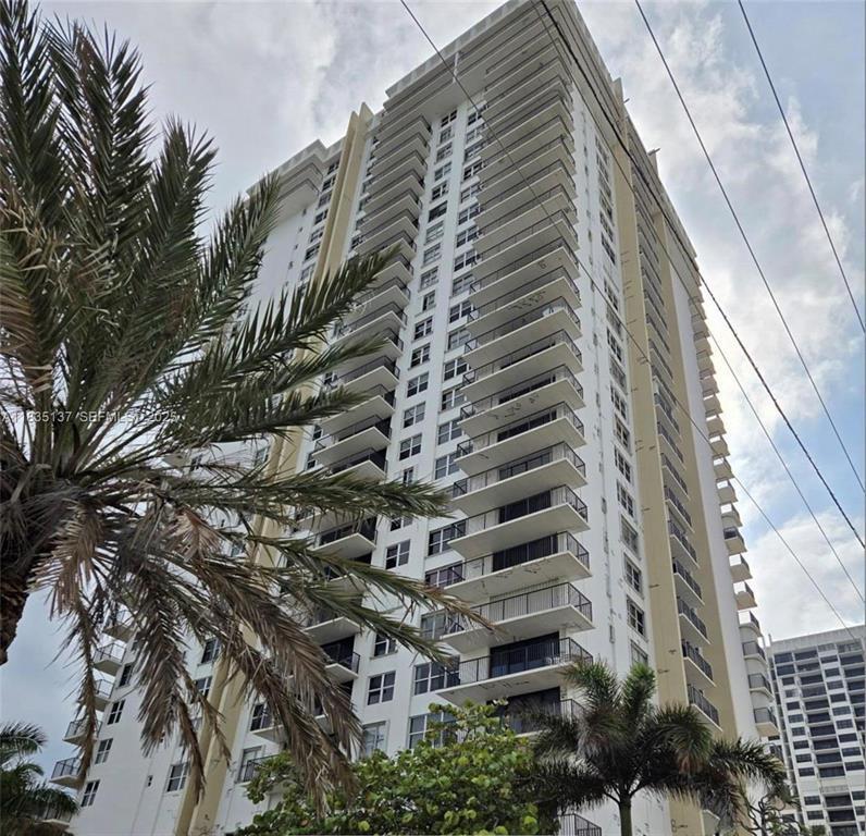 Foto de propiedad en 2201 S Ocean Drive 1705, Hollywood, FL 33019 Hollywood con MLS# 