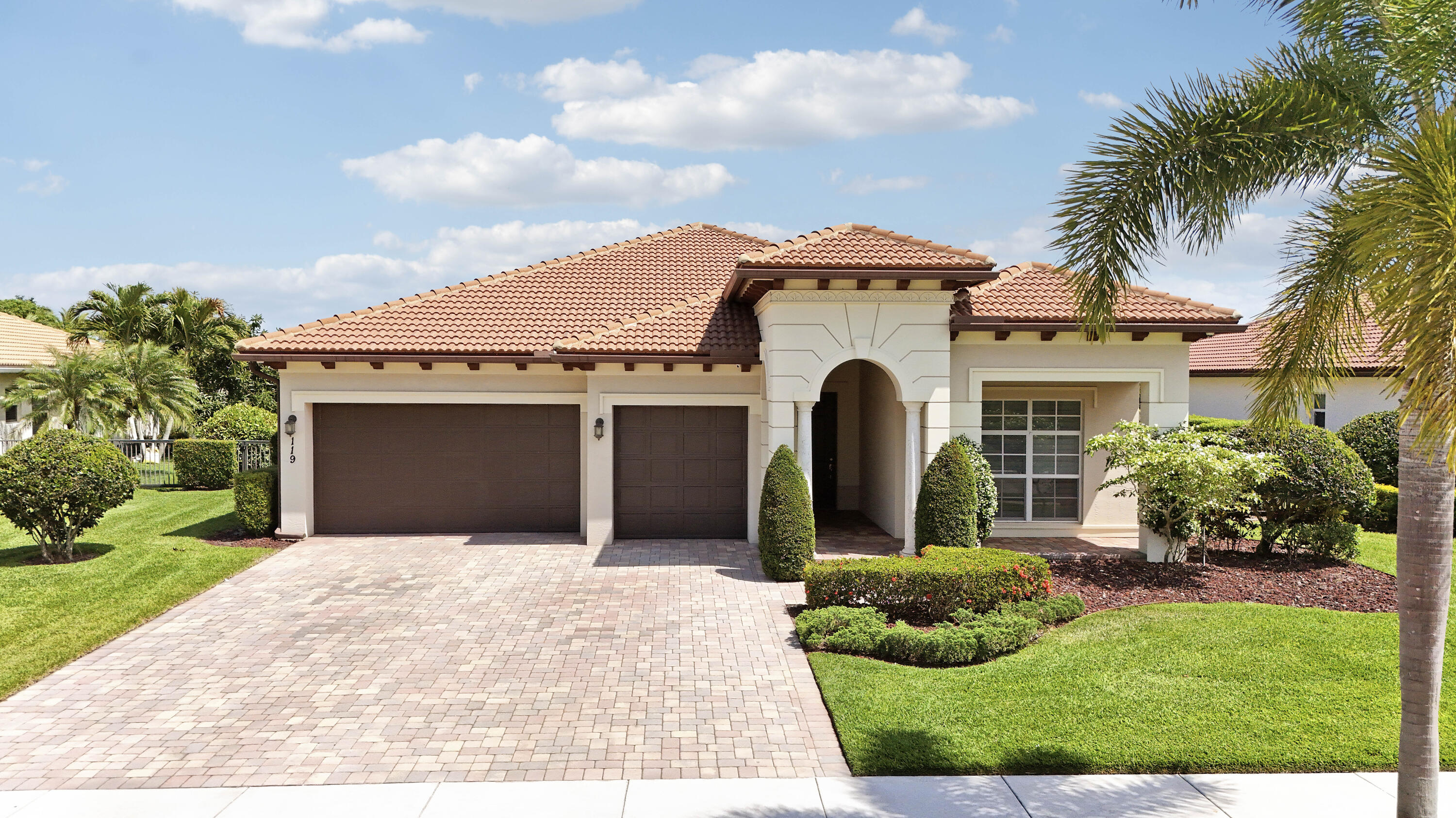 Foto de propiedad en 119 Steeple Circle, Jupiter, FL 33458 Jupiter con MLS# 