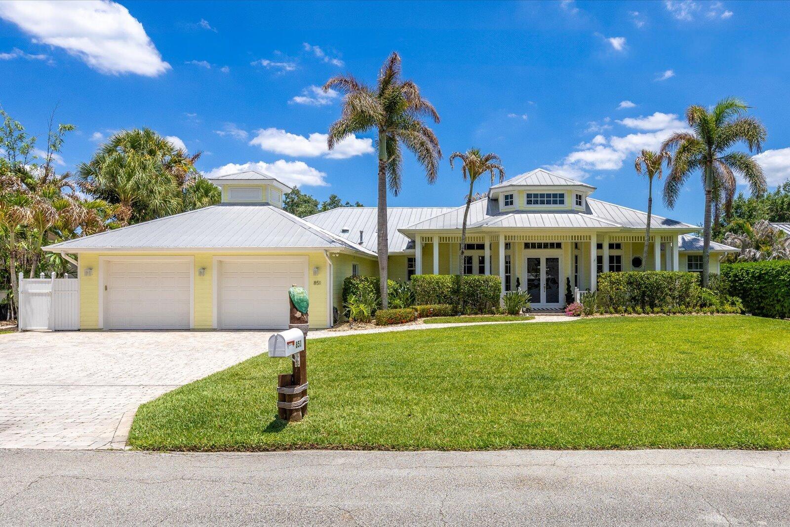 Foto de propiedad en 851 SW Pine Tree Lane, Palm City, FL 34990 Palm City con MLS# 