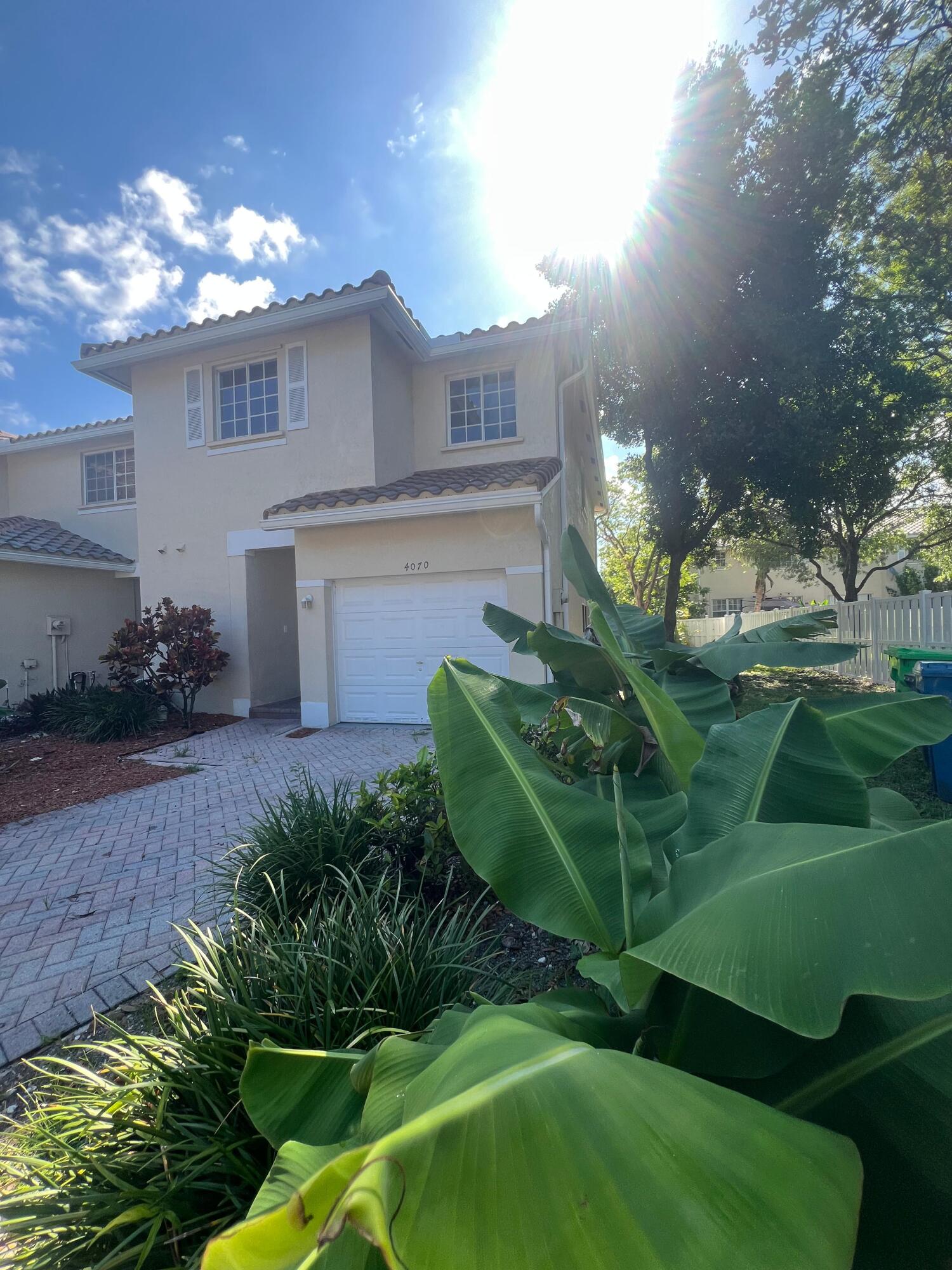 Foto de propiedad en 4070 NW 91ST Terrace, Sunrise, FL 33351 Sunrise con MLS# 