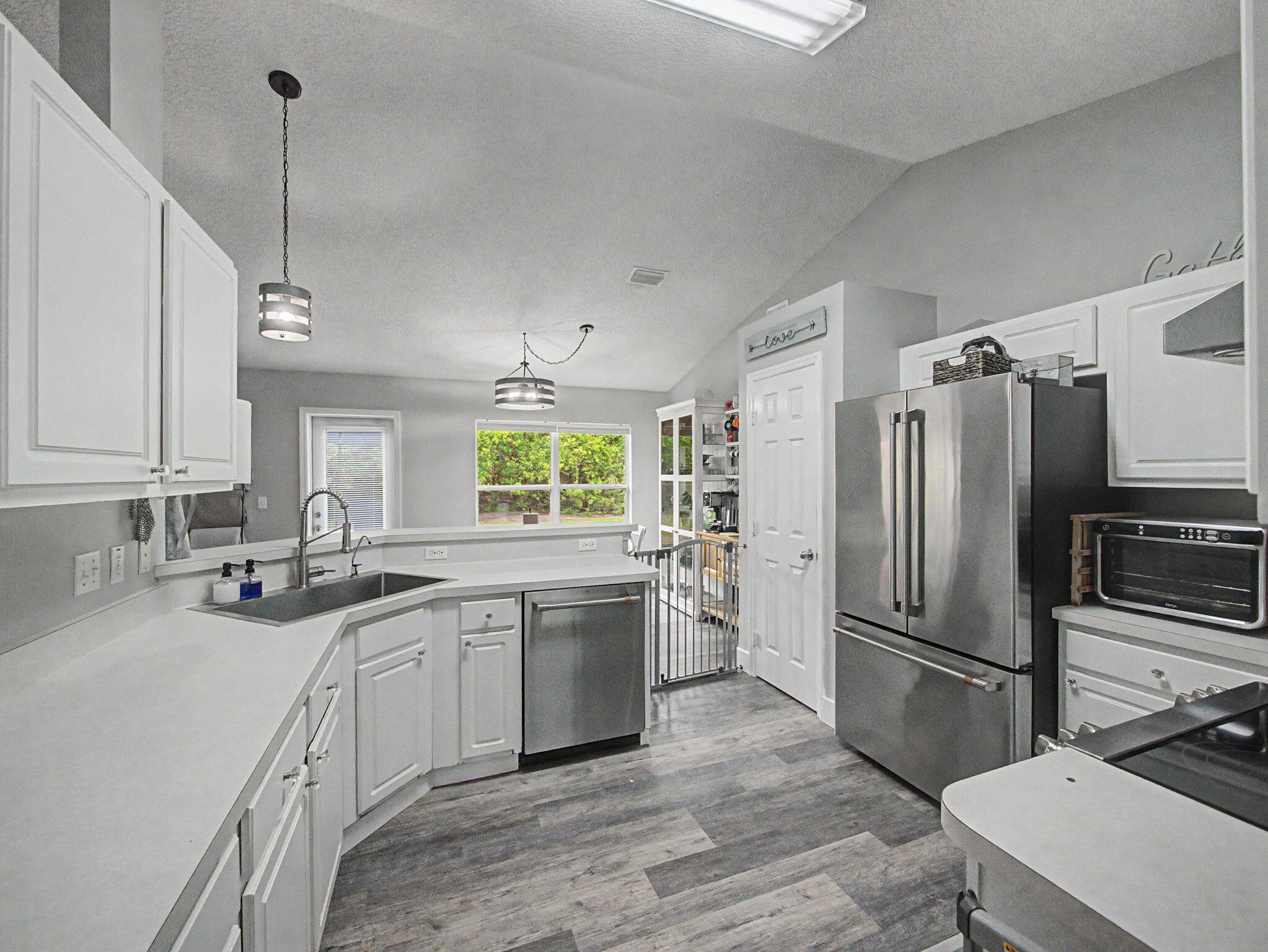 Foto de propiedad en 1550 SW Kosnar Avenue, Port St. Lucie, FL 34953 Port St. Lucie con MLS# 
