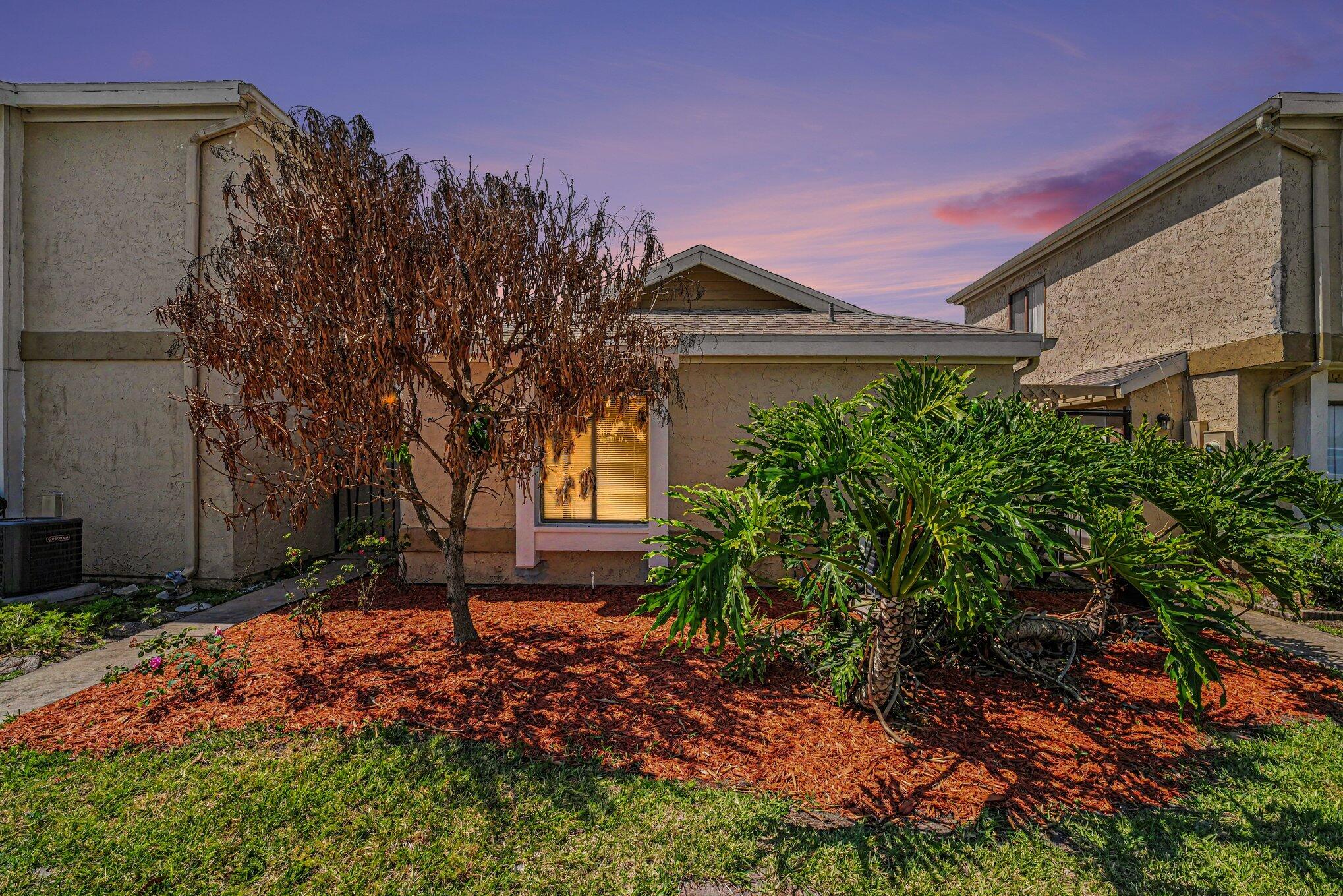 Foto de propiedad en 1011 NE Abada Ct Court NE 110, Palm Bay, FL 32905 Palm Bay con MLS# 