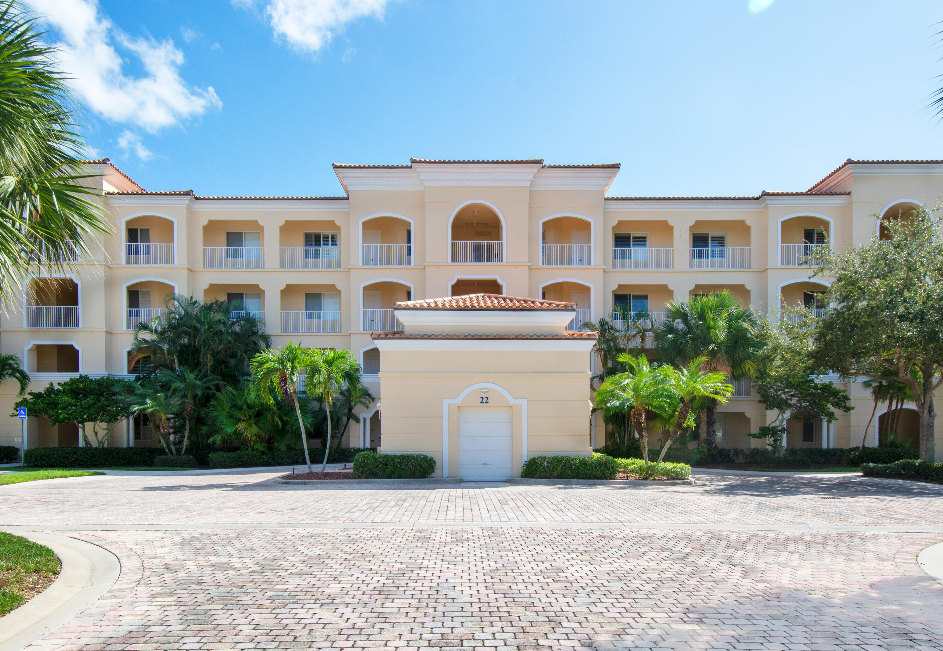 Foto de propiedad en 22 Harbour Isle Drive W 204, Fort Pierce, FL 34949 Fort Pierce con MLS# 