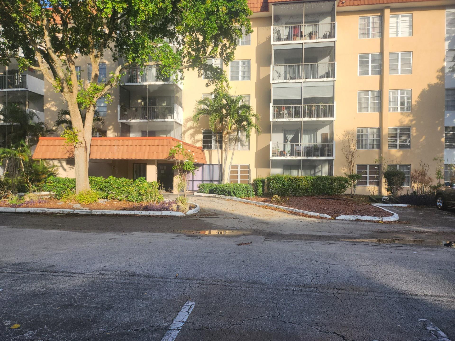 Foto de propiedad en 4160 Inverrary Drive 311, Lauderhill, FL 33319 Lauderhill con MLS# 