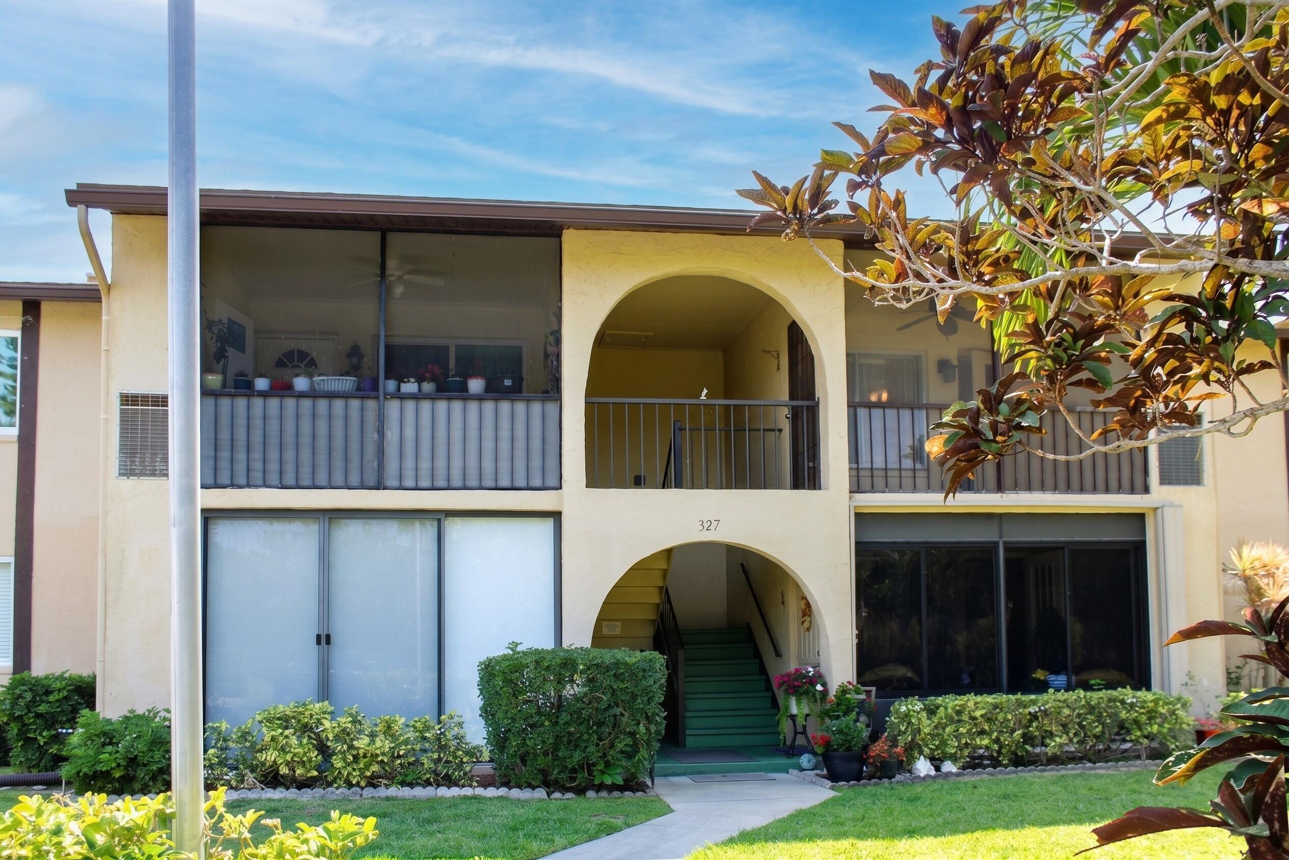 Foto de propiedad en 327 Pine Ridge Circle B-2, Greenacres, FL 33463 Greenacres con MLS# 