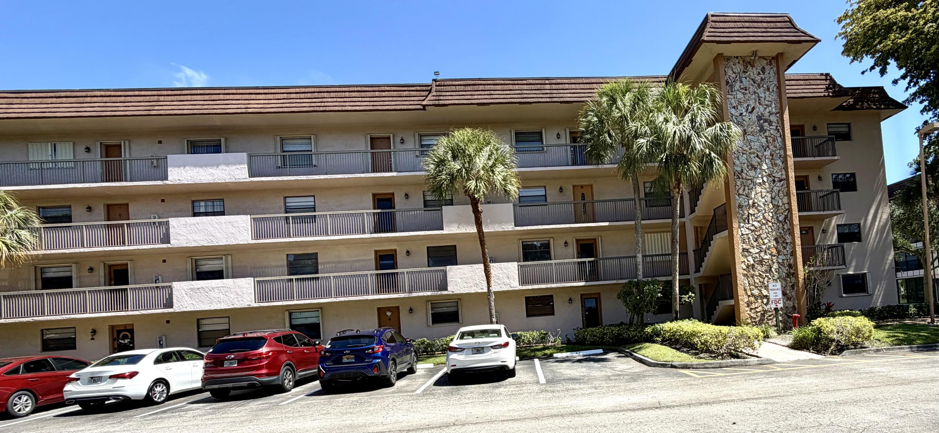 Foto de propiedad en 4970 E Sabal Palm Boulevard 315, Tamarac, FL 33319 Tamarac con MLS# 
