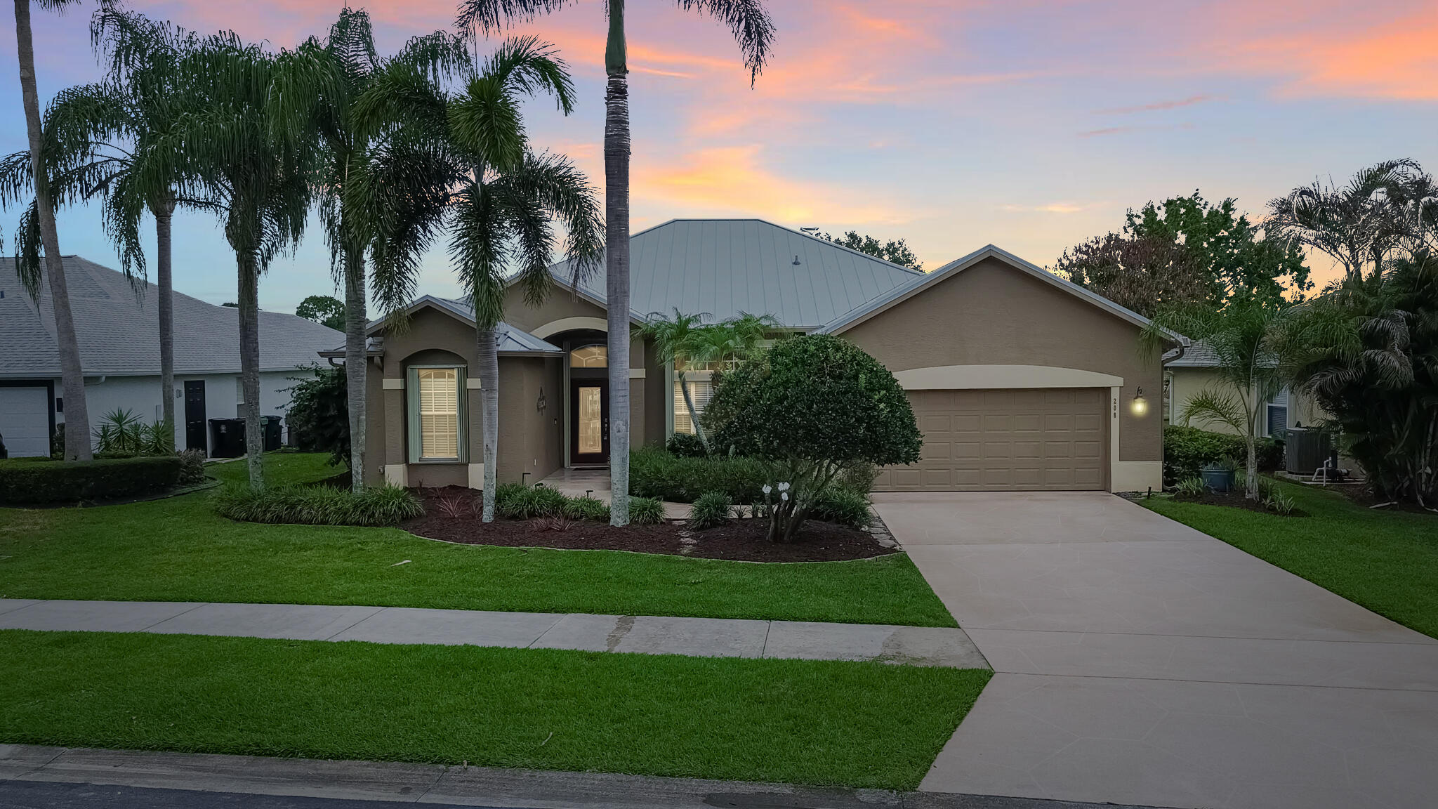 Foto de propiedad en 208 SW Whitewood Drive, Port St. Lucie, FL 34953 Port St. Lucie con MLS# 