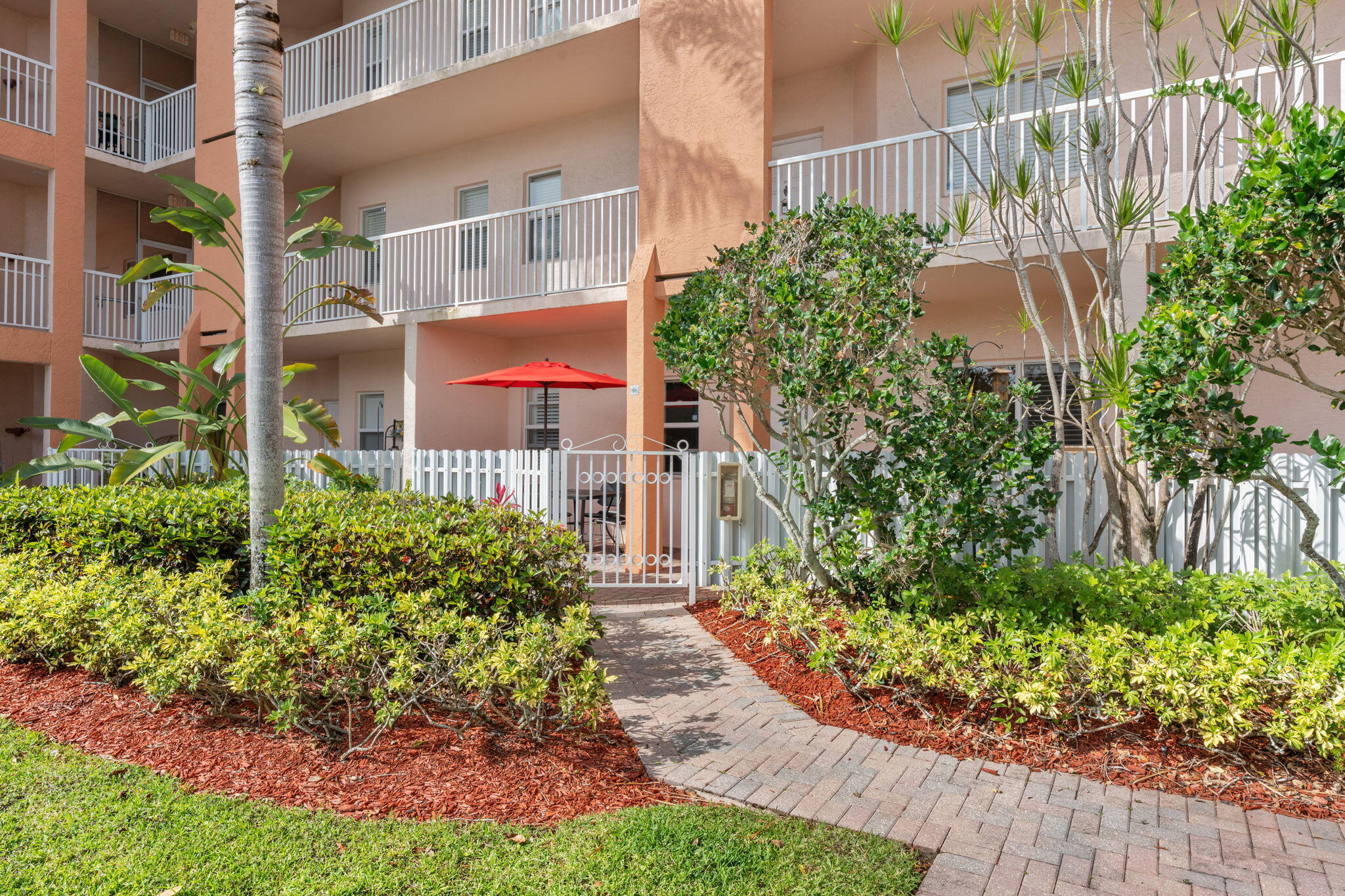 Foto de propiedad en 7735 Yardley Drive 103, Tamarac, FL 33321 Tamarac con MLS# 