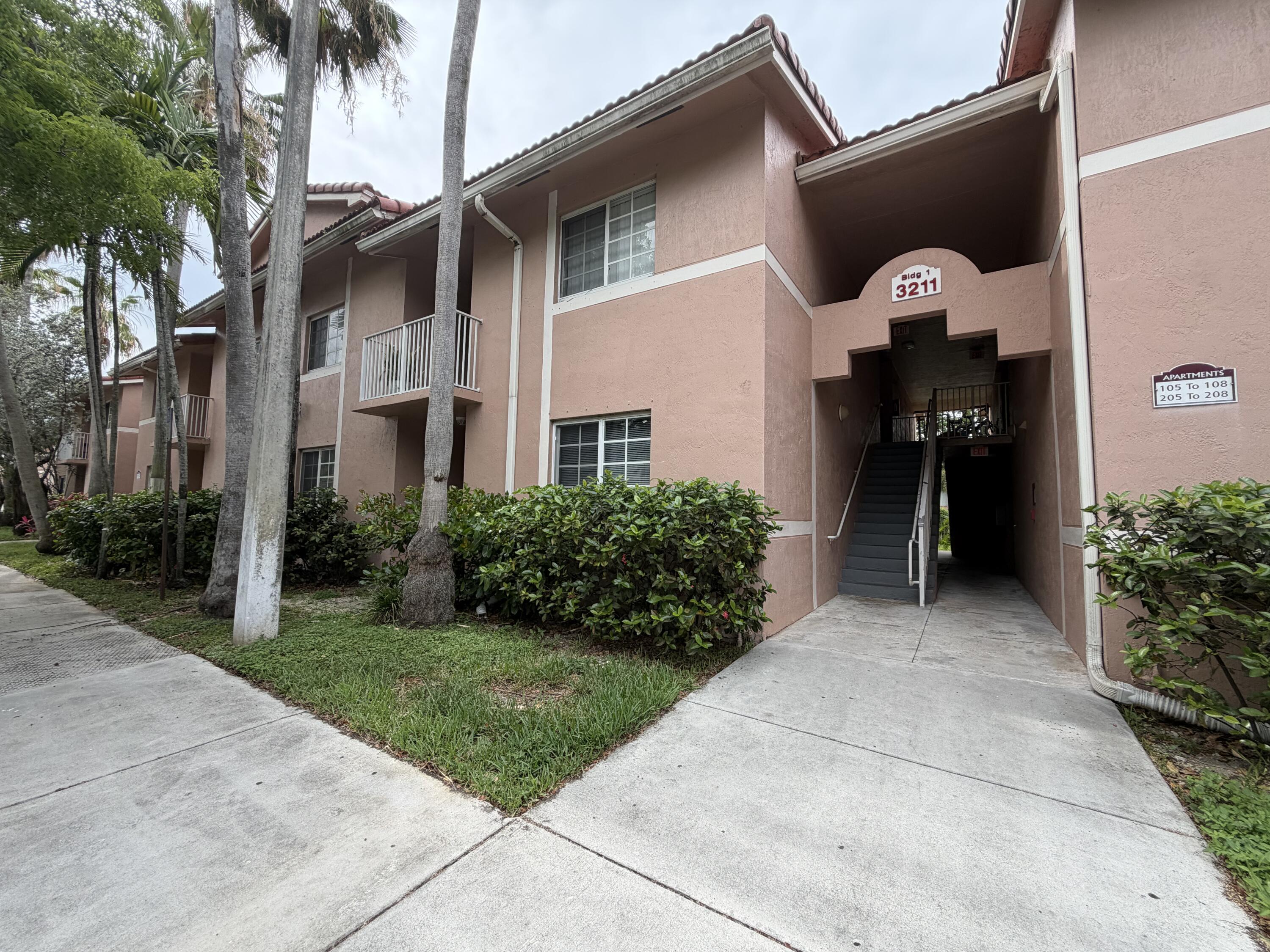 Foto de propiedad en 3211 Sabal Palm Manor 105, Davie, FL 33024 Davie con MLS# 