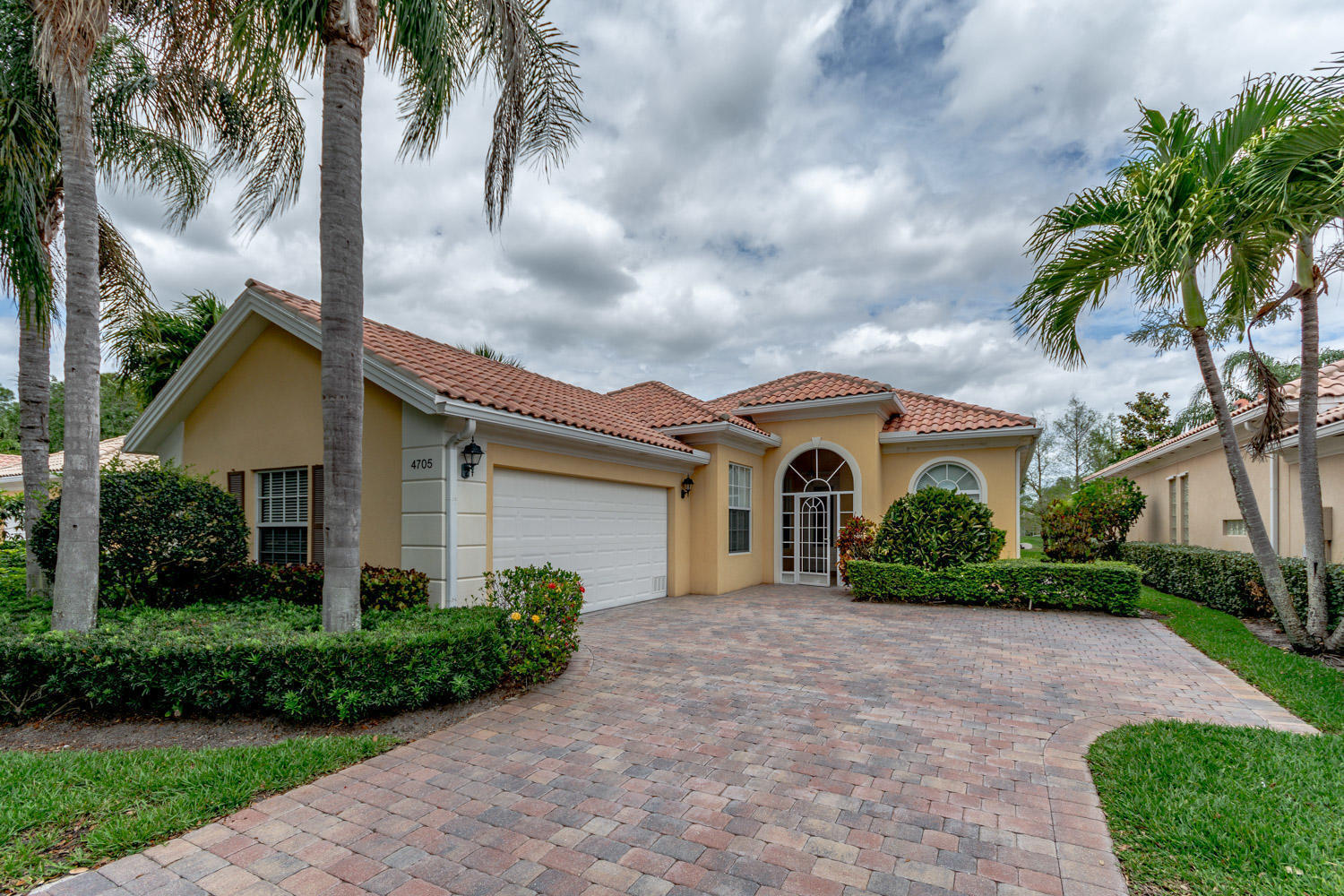 Foto de propiedad en 4705 Dovehill Drive, Palm Beach Gardens, FL 33418 Palm Beach Gardens con MLS# 