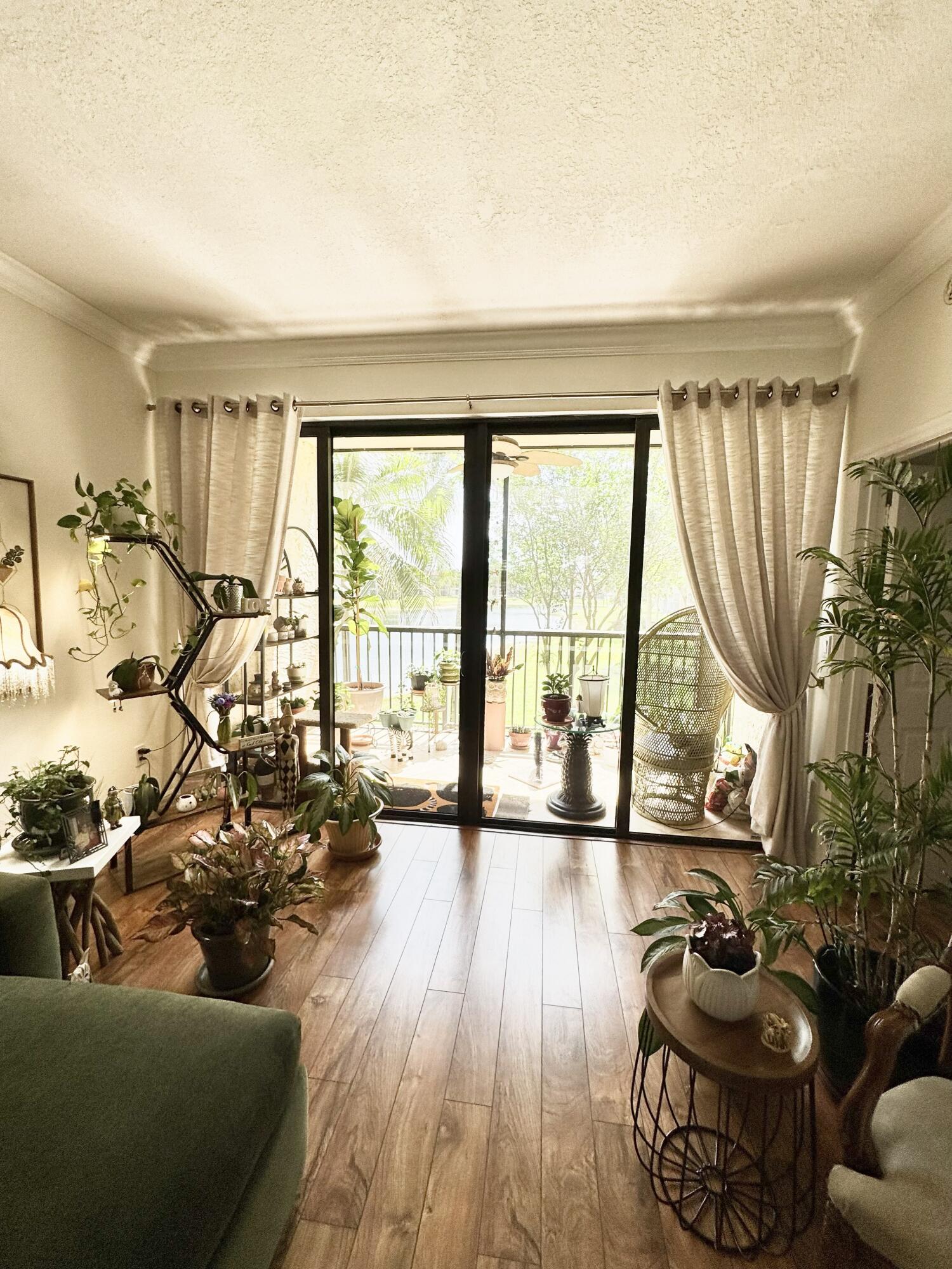 Foto de propiedad en 6720 Coral Lake Drive 6720, Margate, FL 33063 Margate con MLS# 