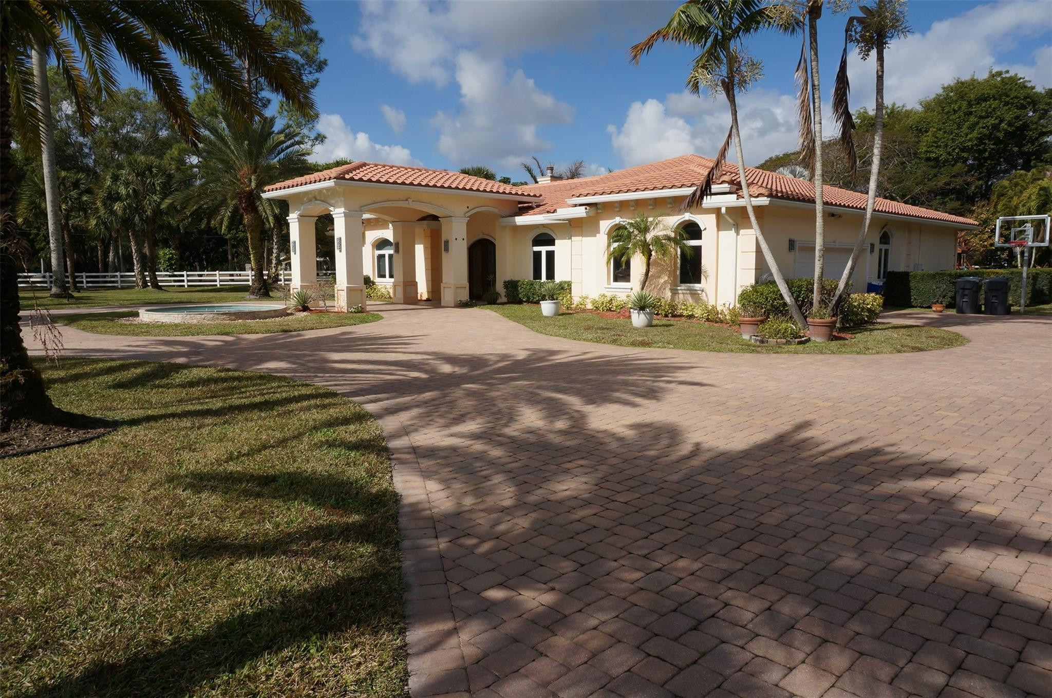Foto de propiedad en 650 E Rambling Drive, Wellington, FL 33414 Wellington con MLS# 