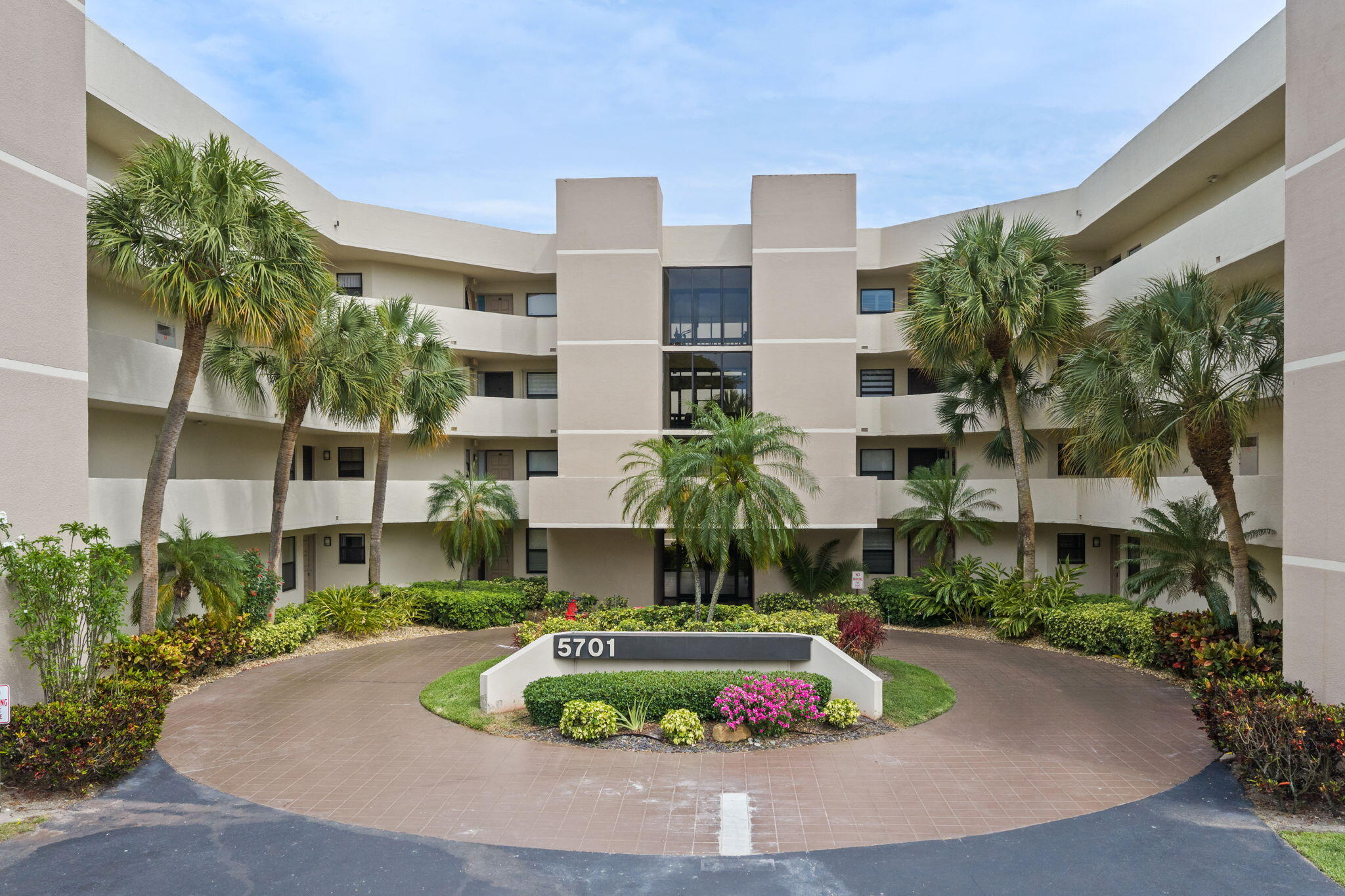 Foto de propiedad en 5701 Camino Del Sol 104, Boca Raton, FL 33433 Boca Raton con MLS# 